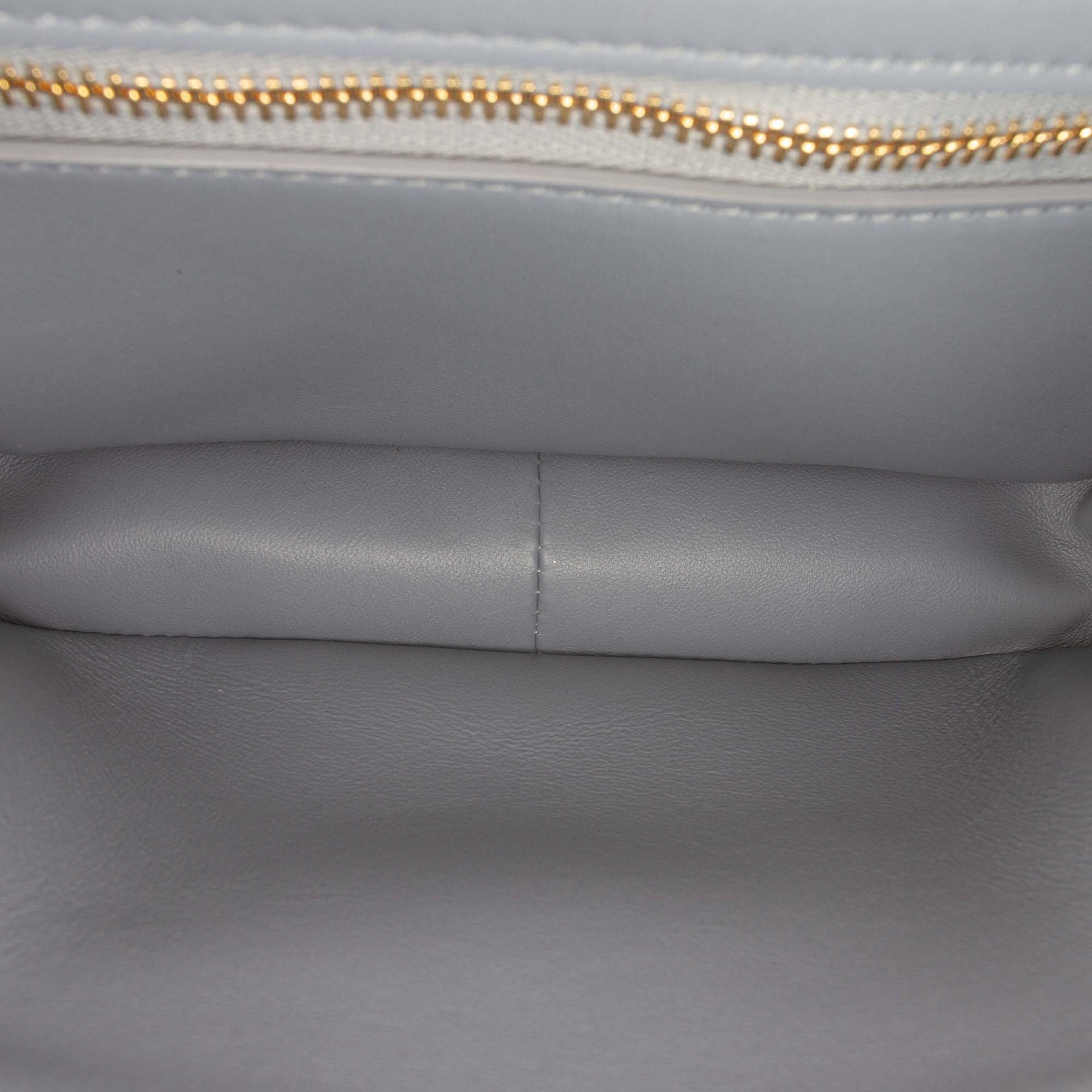 Celine Teen Shiny Calfskin Triomphe Crossbody, från Luxclusif, i färgen gray. Klicka för att öppna bilden i stort format