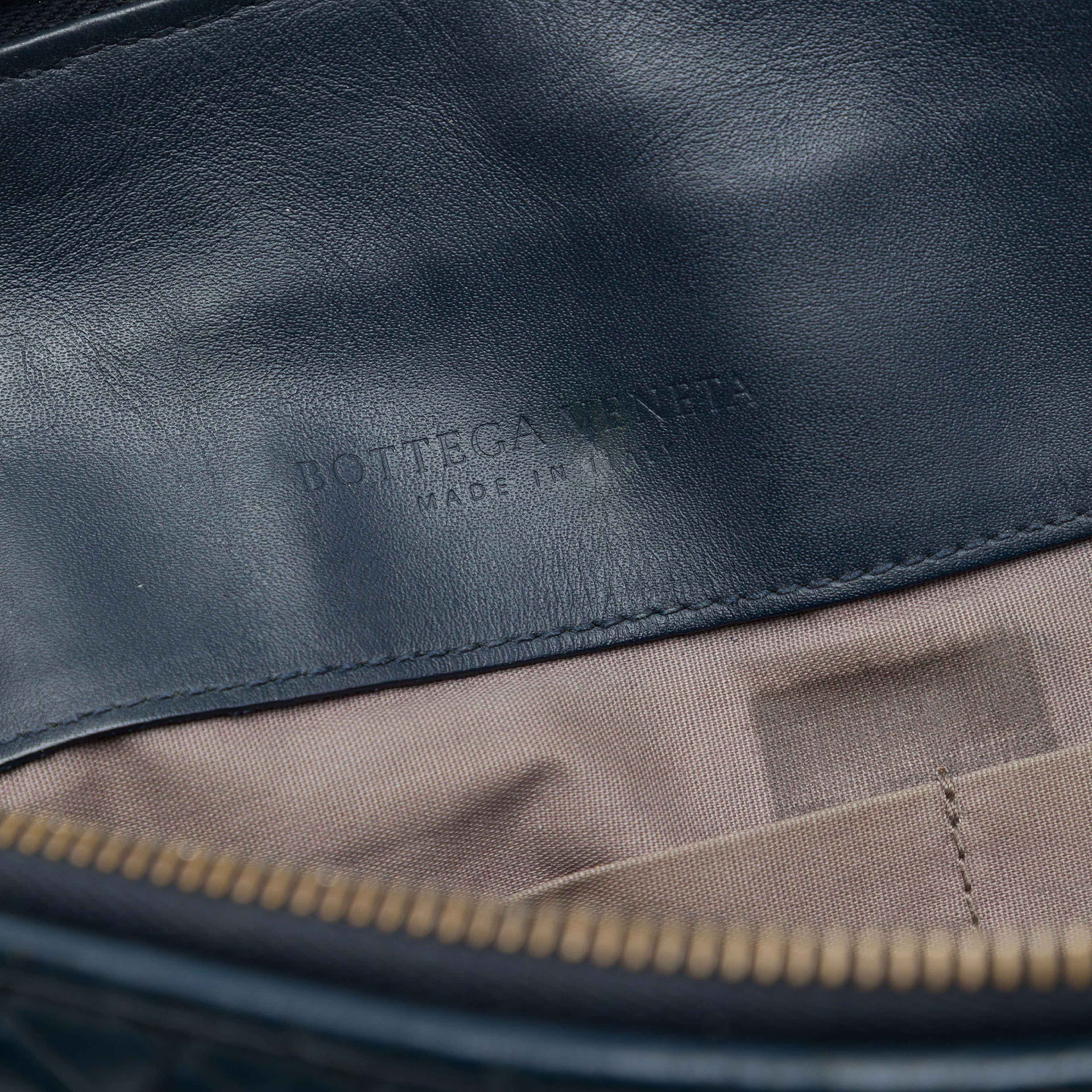 Bottega Veneta Nappa Intrecciato Clutch, från Luxclusif, i färgen blå. Klicka för att öppna bilden i stort format