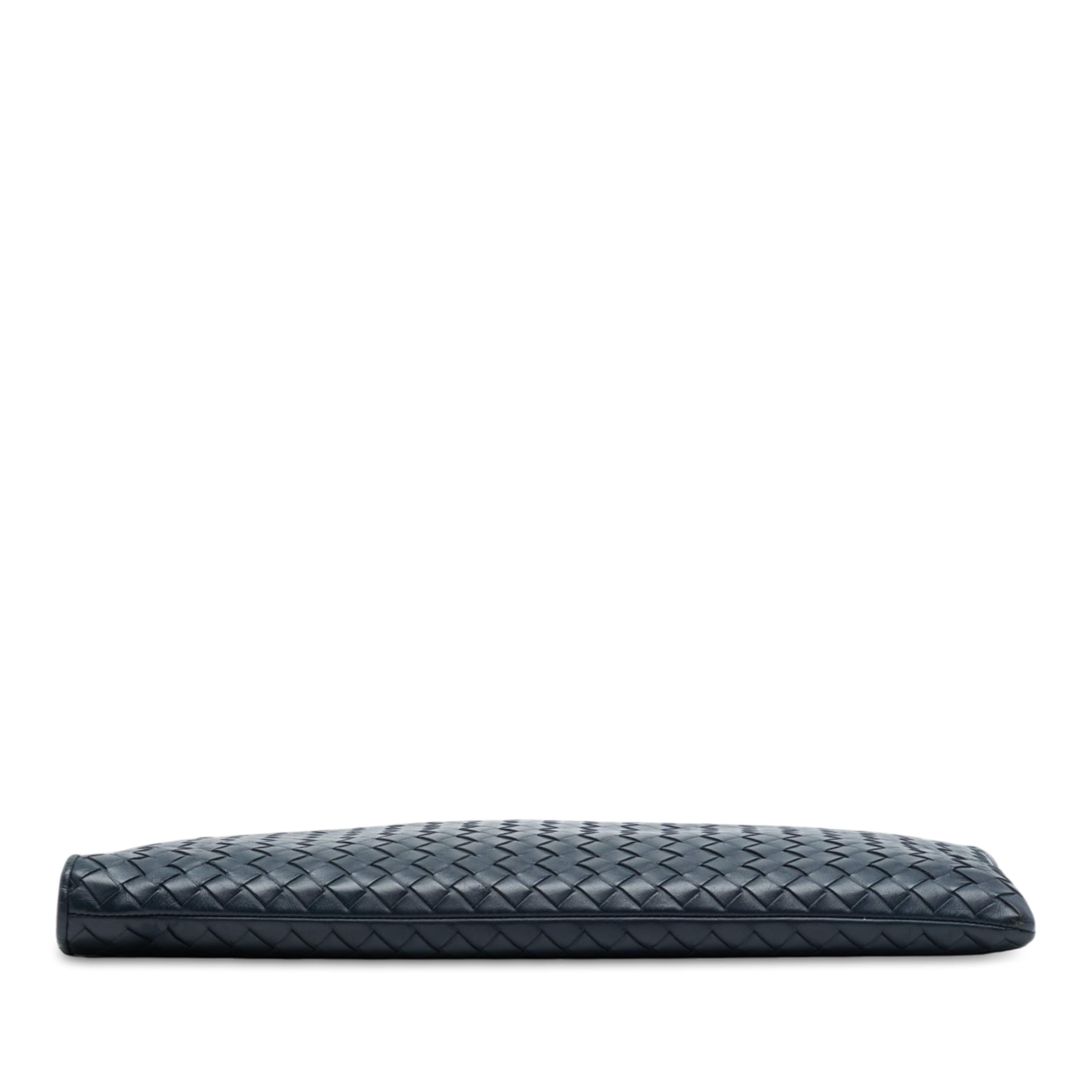 Bottega Veneta Nappa Intrecciato Clutch, från Luxclusif, i färgen blå. Klicka för att öppna bilden i stort format
