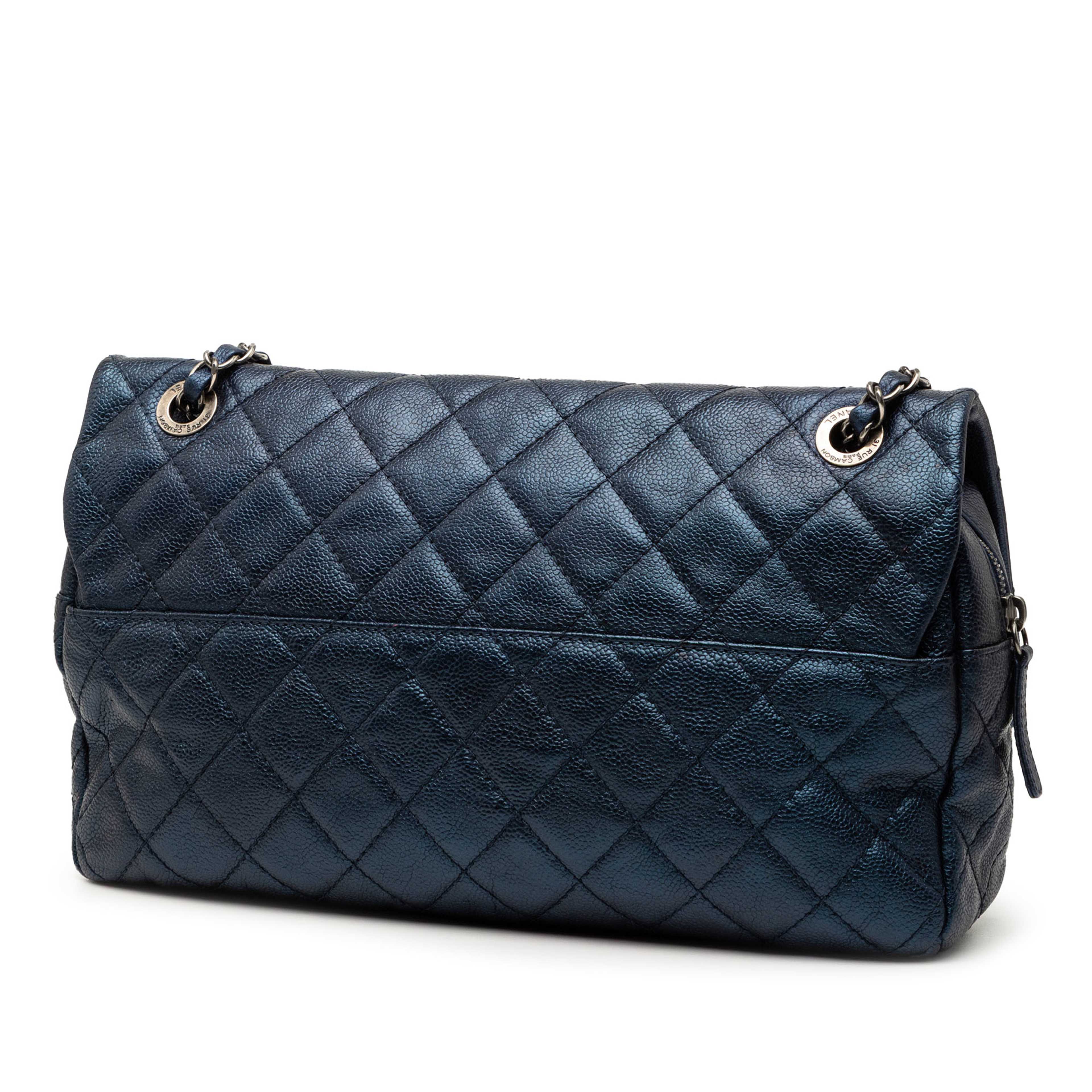 Chanel Jumbo Quilted Iridescent Caviar Easy Flap, från Luxclusif, i färgen dark blue. Klicka för att öppna bilden i stort format
