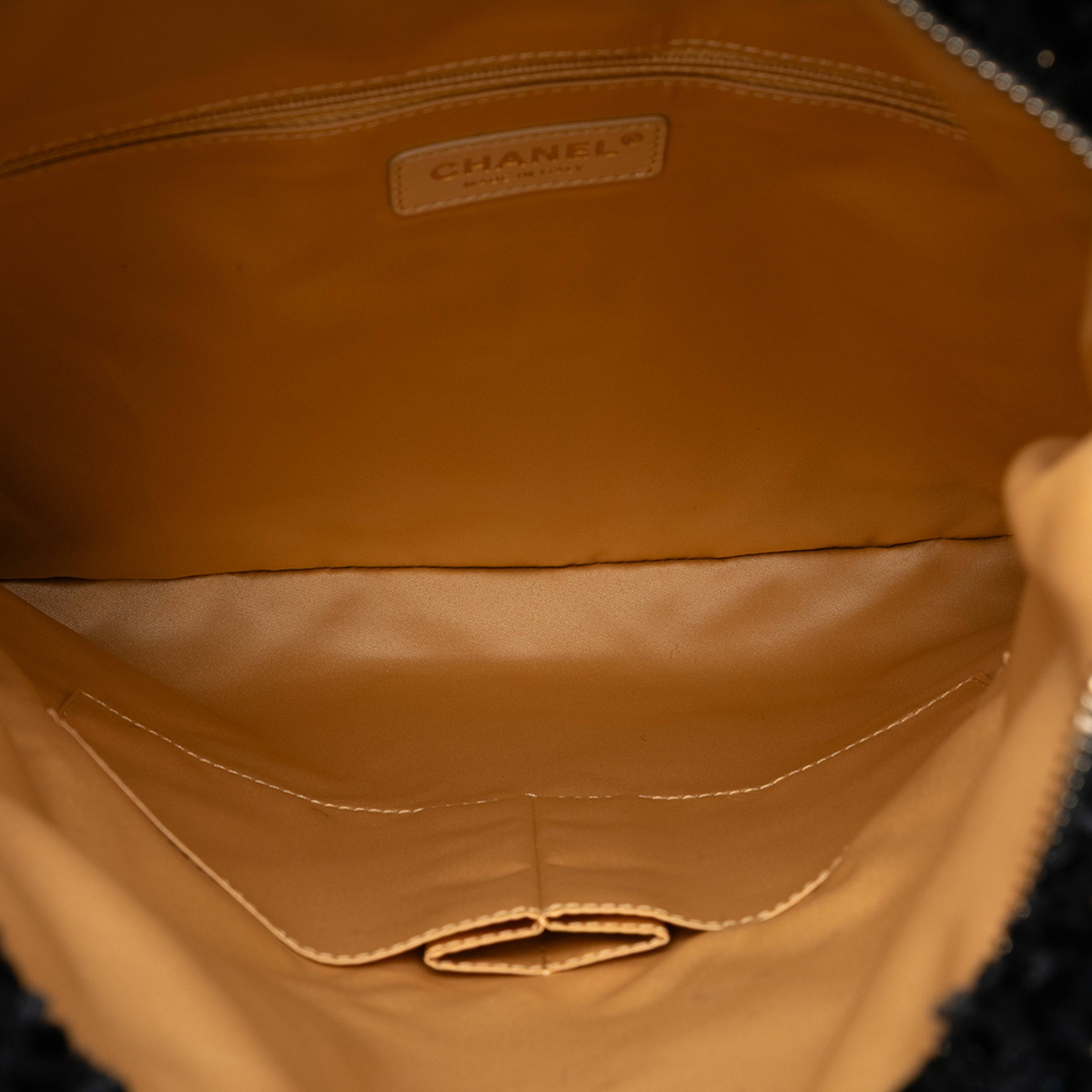 Chanel Paris Cosmopolite Tweed Fringe Clutch, från Luxclusif, i färgen black. Klicka för att öppna bilden i stort format