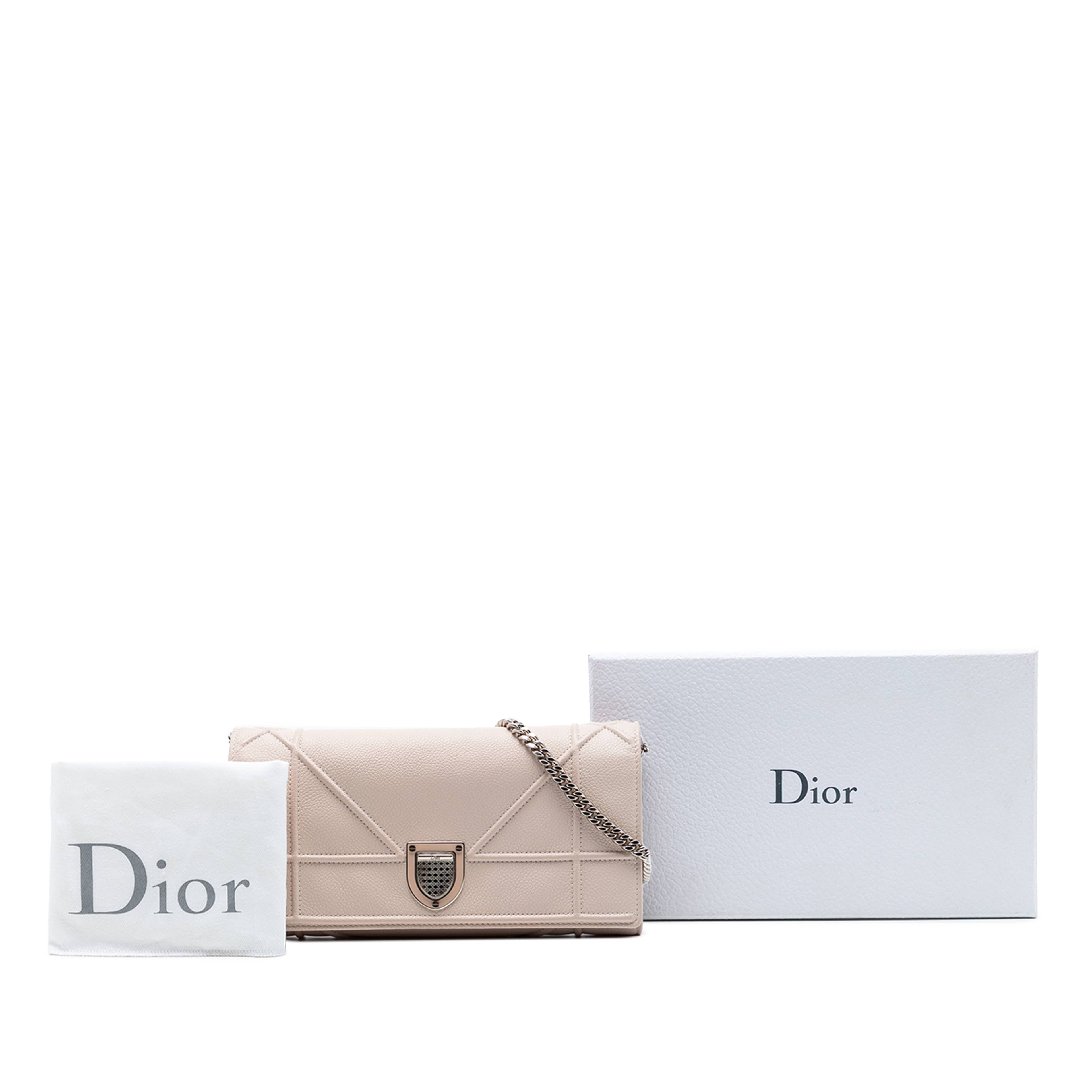 Dior Grained Calfskin Diorama Croisiere Wallet On Chain, från Luxclusif, i färgen rosa. Klicka för att öppna bilden i stort format