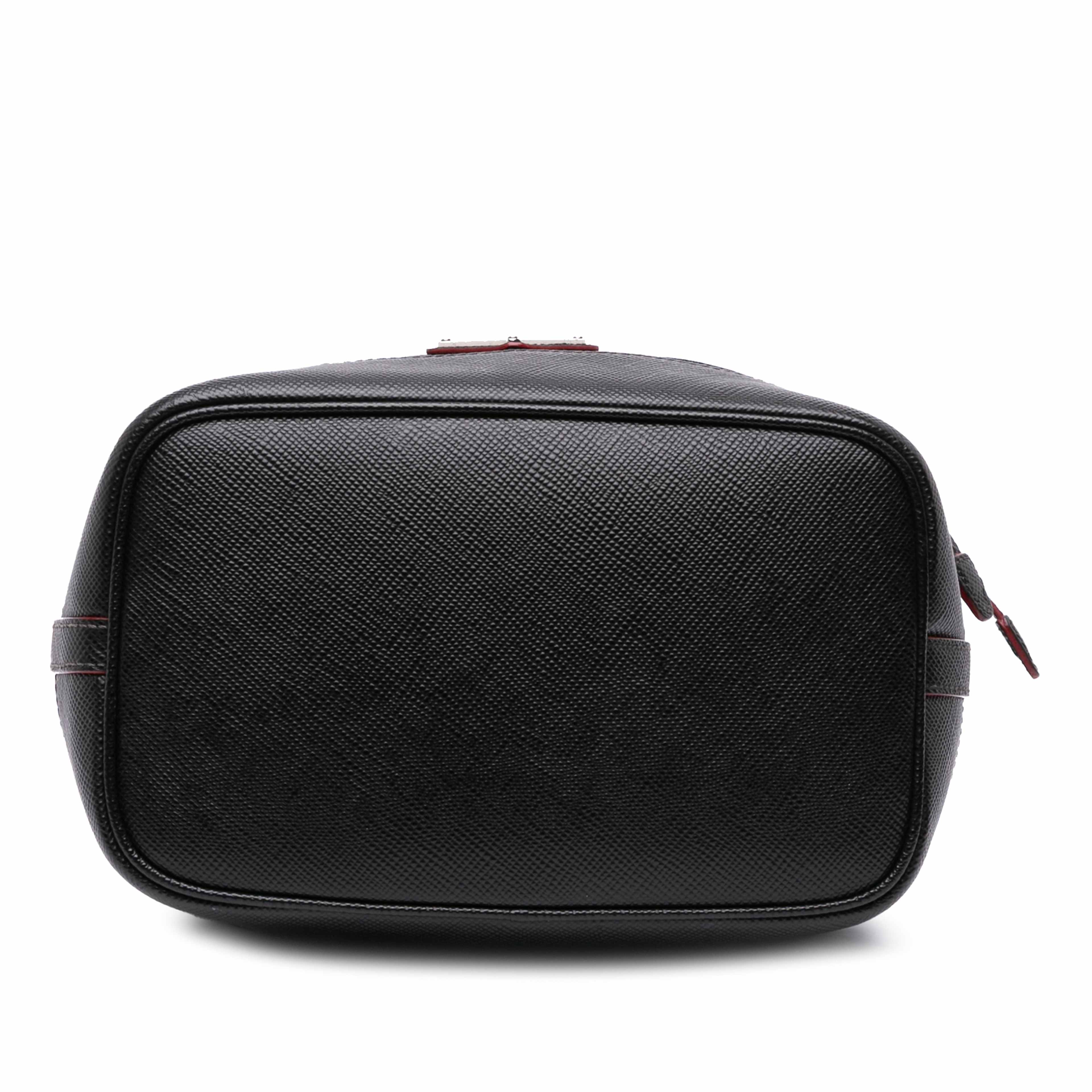 Prada Saffiano Trimmed Tessuto Bucket Bag, från Luxclusif, i färgen black. Klicka för att öppna bilden i stort format