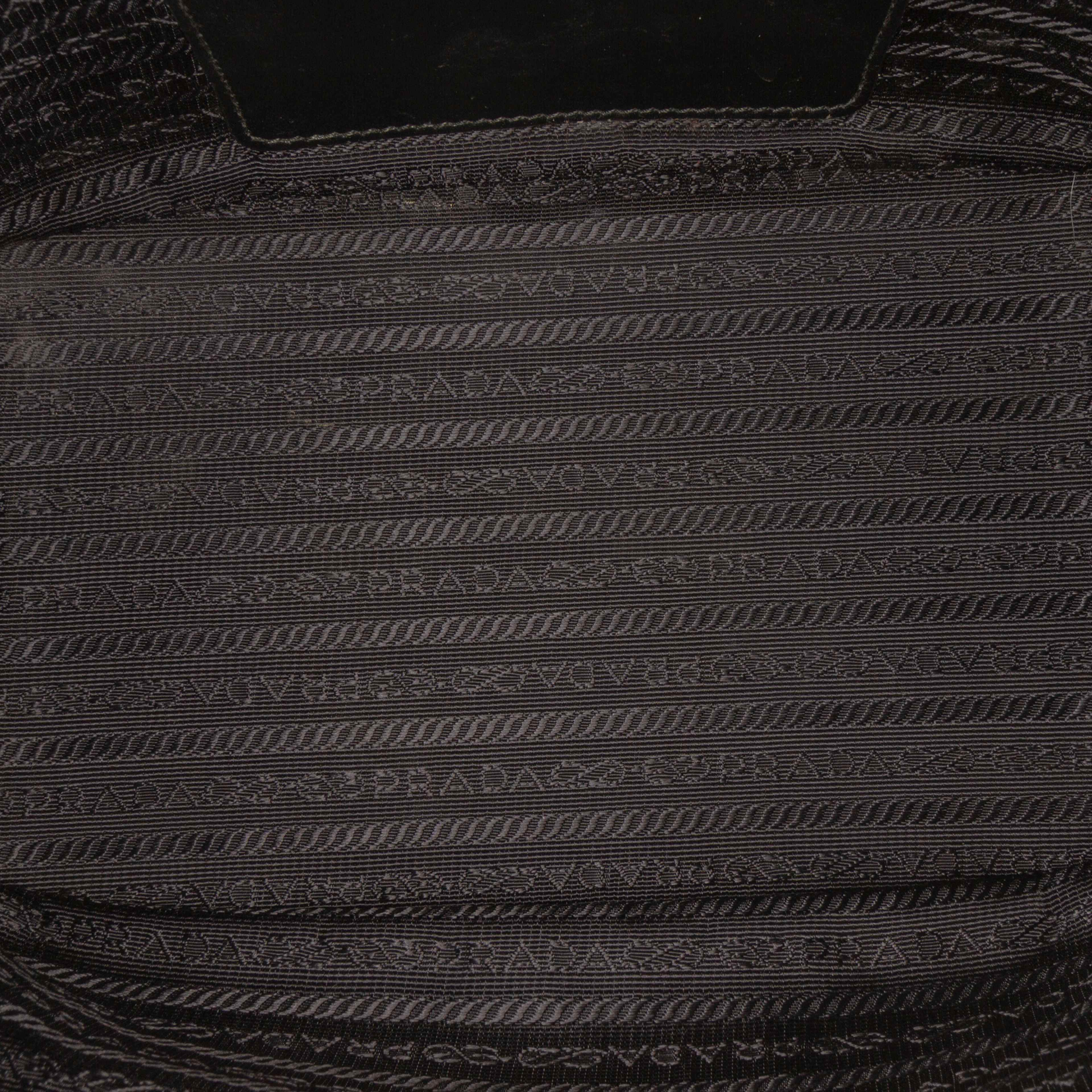 Prada Saffiano Trimmed Tessuto Bucket Bag, från Luxclusif, i färgen black. Klicka för att öppna bilden i stort format