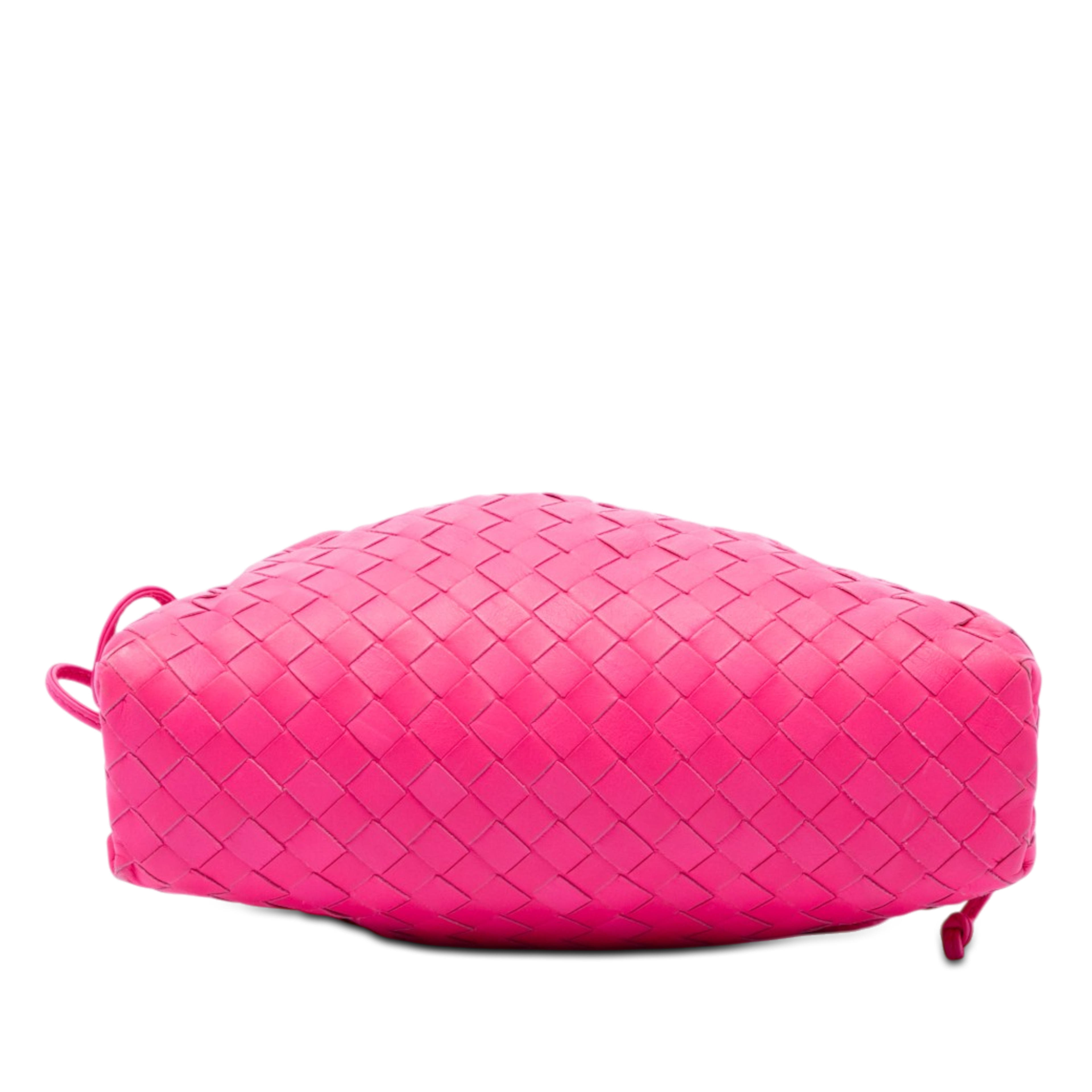 Bottega Veneta Nappa Intrecciato The Mini Pouch Crossbody, från Luxclusif, i färgen rosa. Klicka för att öppna bilden i stort format