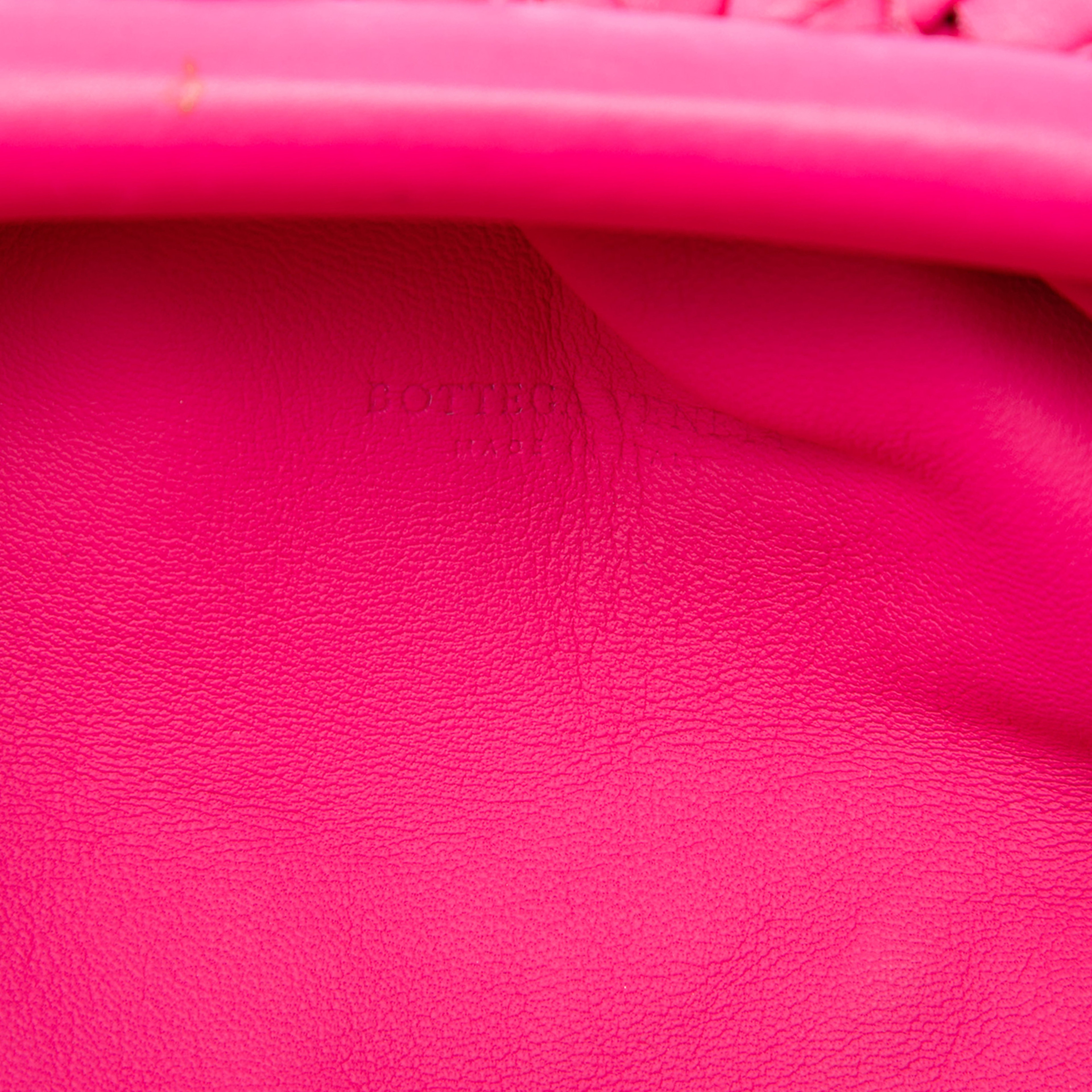 Bottega Veneta Nappa Intrecciato The Mini Pouch Crossbody, från Luxclusif, i färgen rosa. Klicka för att öppna bilden i stort format