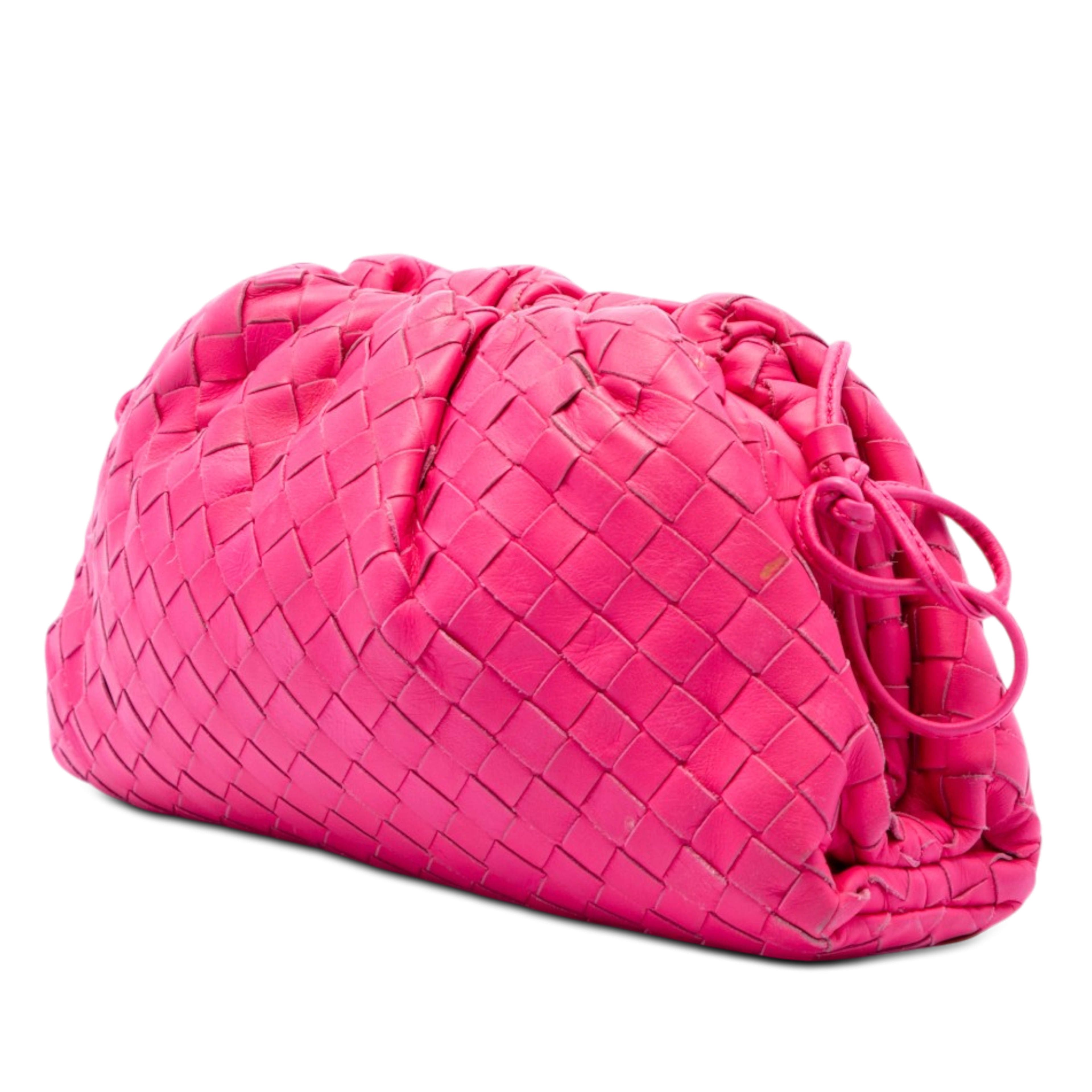 Bottega Veneta Nappa Intrecciato The Mini Pouch Crossbody, från Luxclusif, i färgen rosa. Klicka för att öppna bilden i stort format