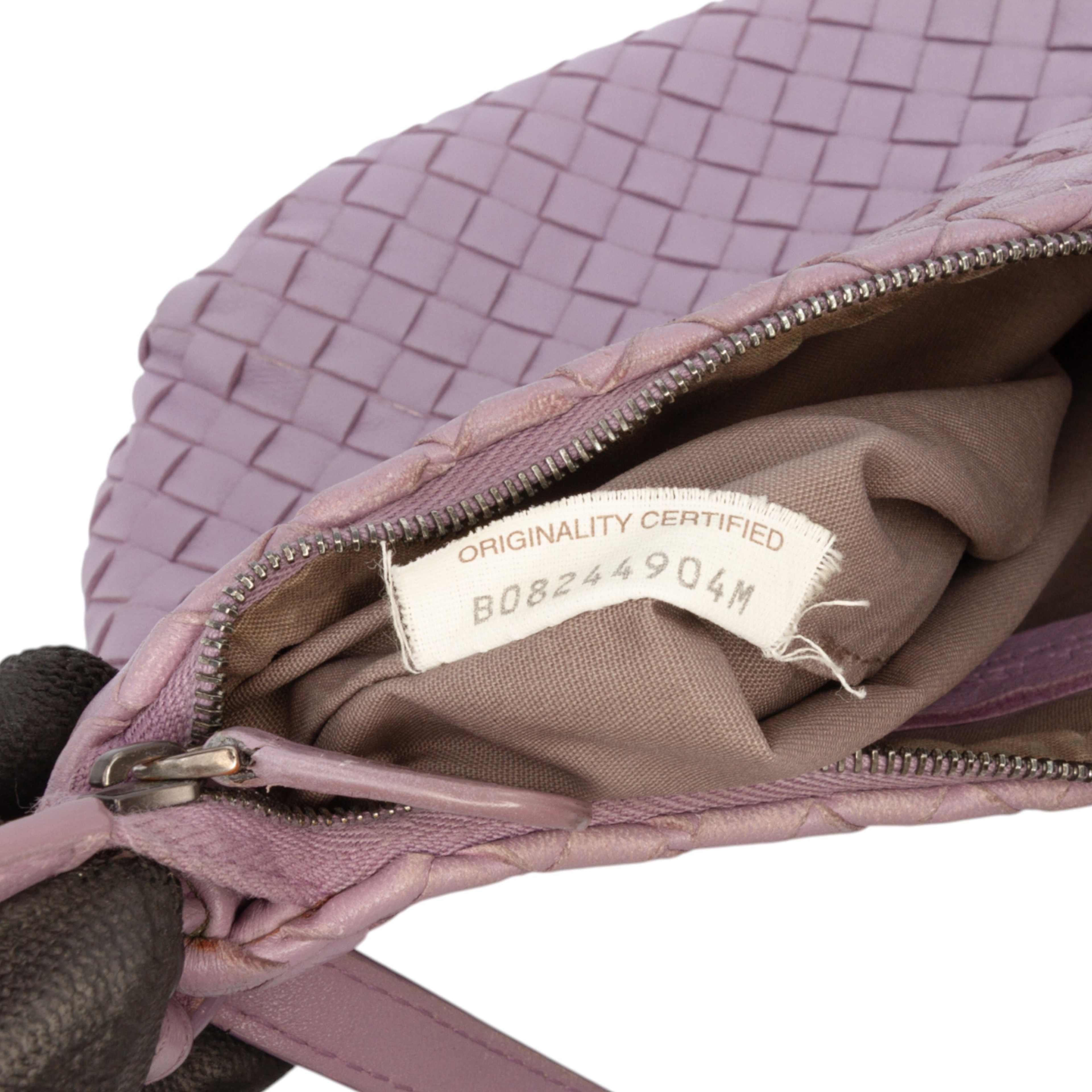 Bottega Veneta Nappa Intrecciato Crossbody, från Luxclusif, i färgen purple. Klicka för att öppna bilden i stort format
