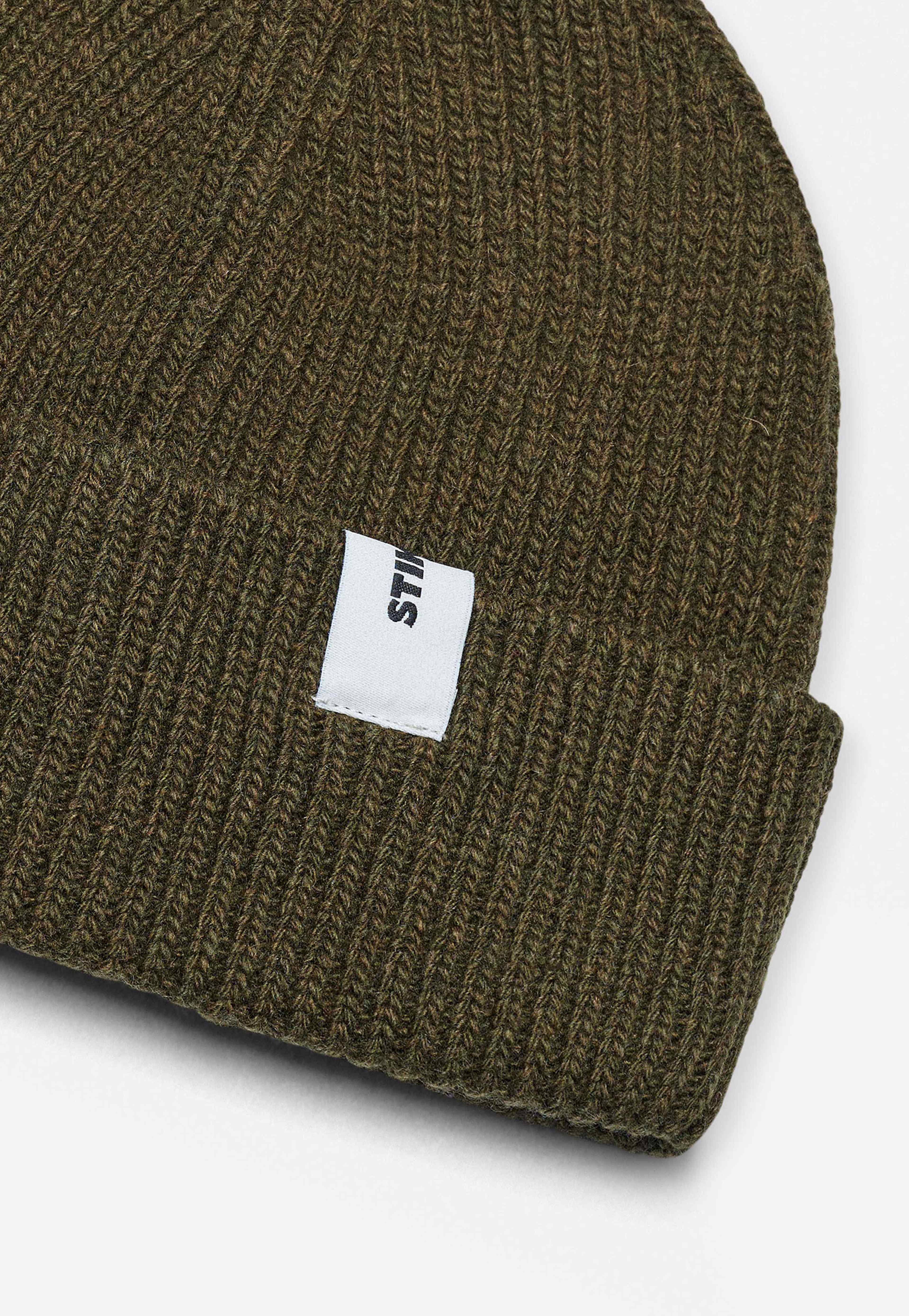 Beanie 02 Merino Regular Fit, från Stiksen, i färgen ivy. Klicka för att öppna bilden i stort format