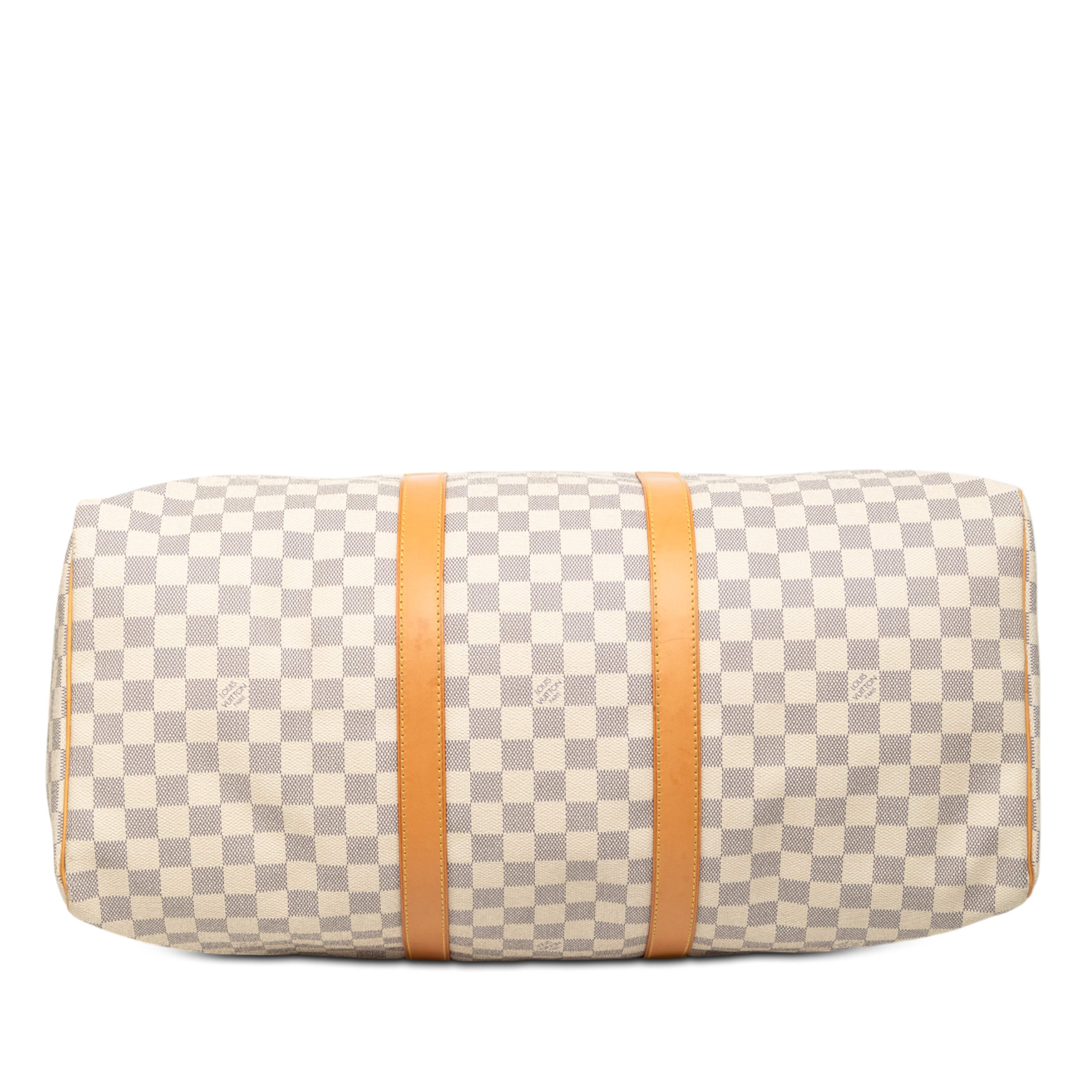 Louis Vuitton Damier Azur Keepall 50, från Luxclusif, i färgen white. Klicka för att öppna bilden i stort format