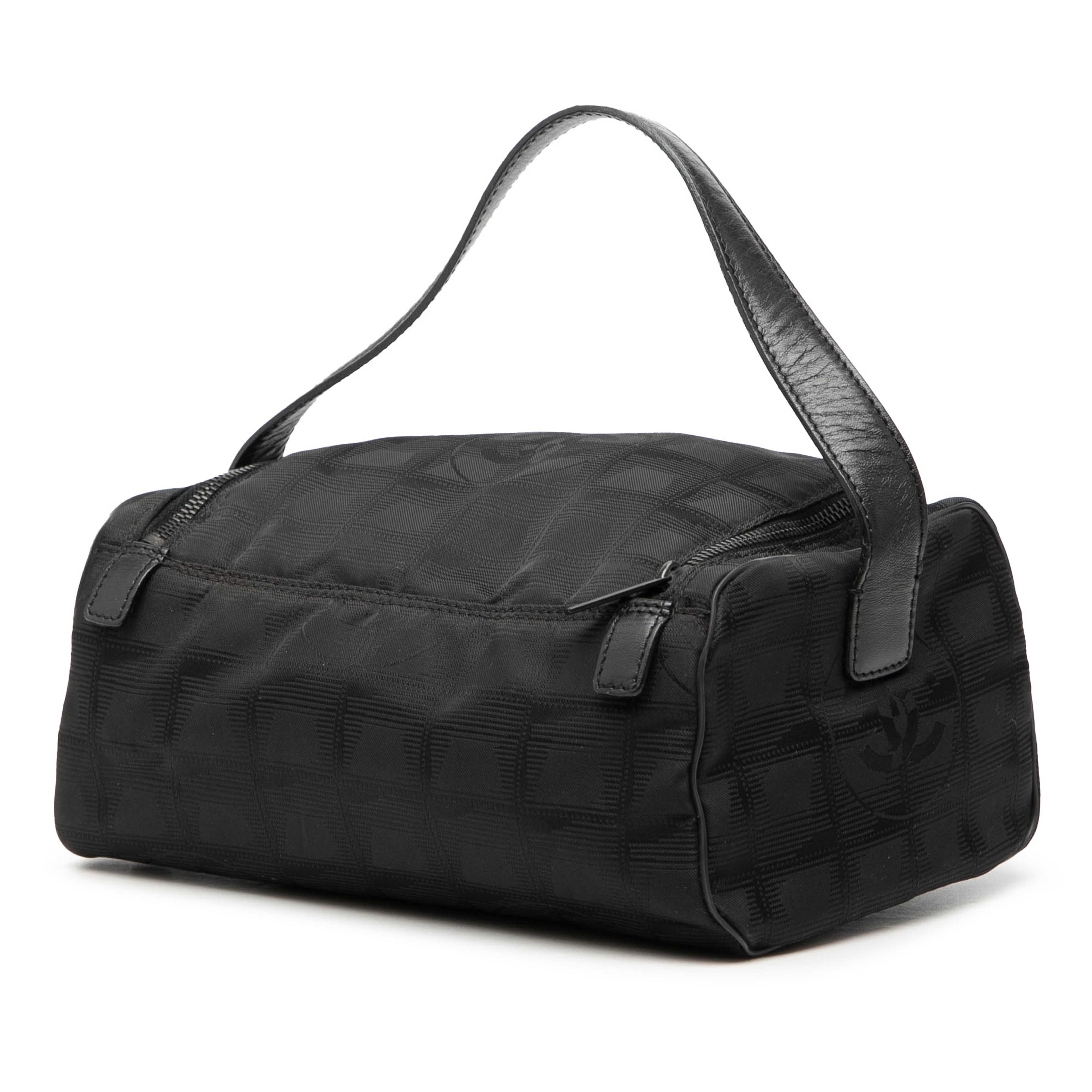 Chanel New Travel Line Nylon Vanity Bag, från Luxclusif, i färgen svart. Klicka för att öppna bilden i stort format