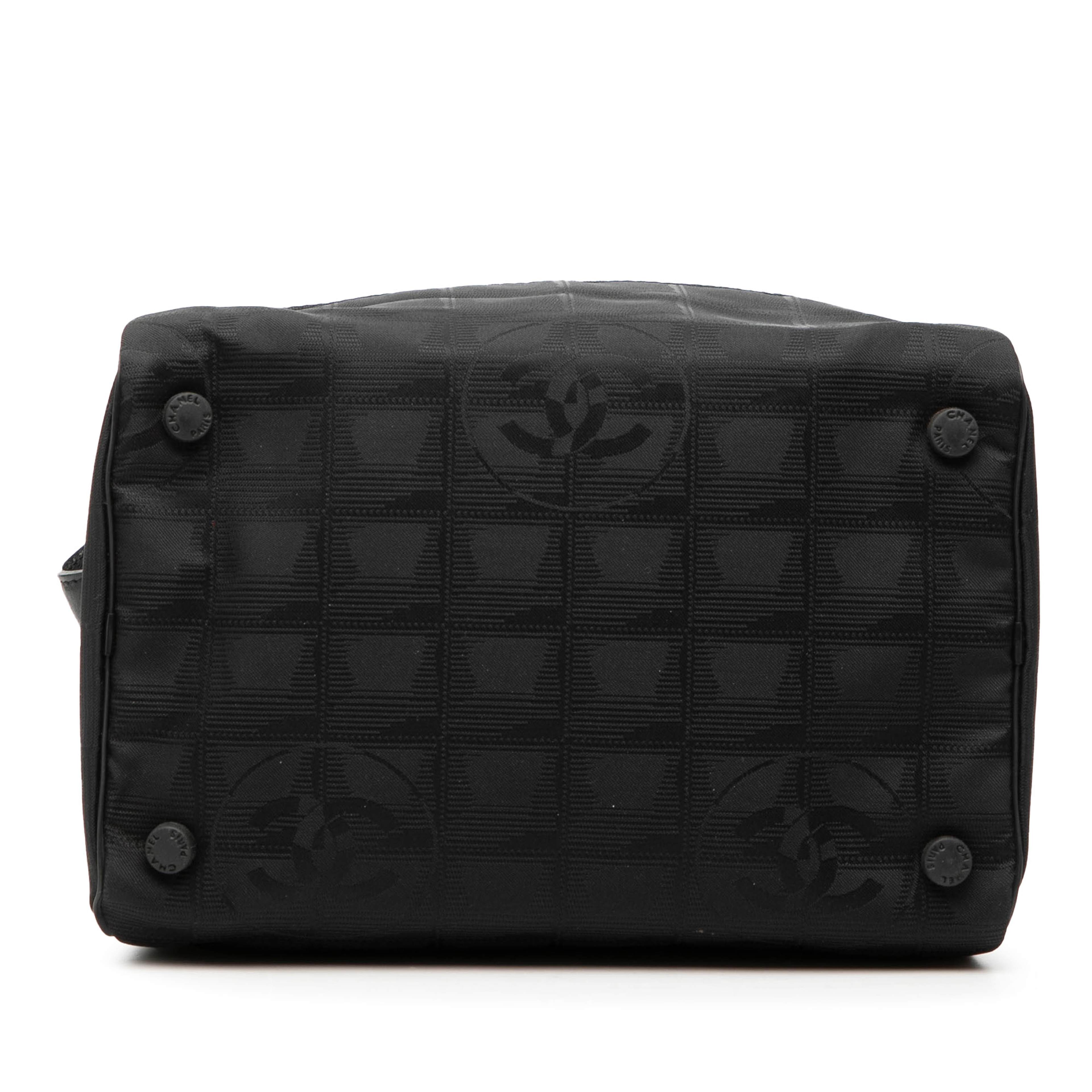 Chanel New Travel Line Nylon Vanity Bag, från Luxclusif, i färgen svart. Klicka för att öppna bilden i stort format