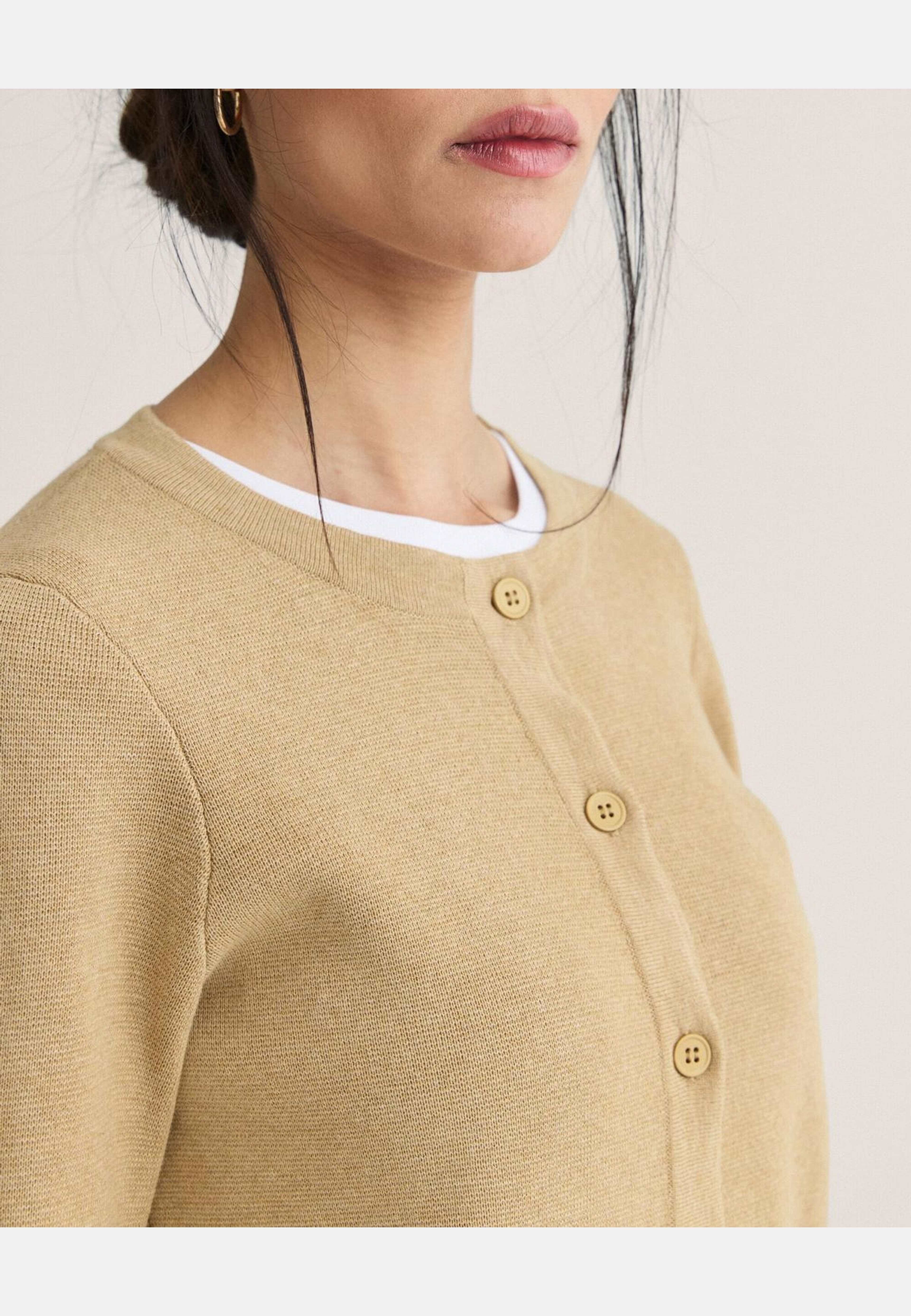 Cardigan Arly, från Newhouse, i färgen beige. Klicka för att öppna bilden i stort format