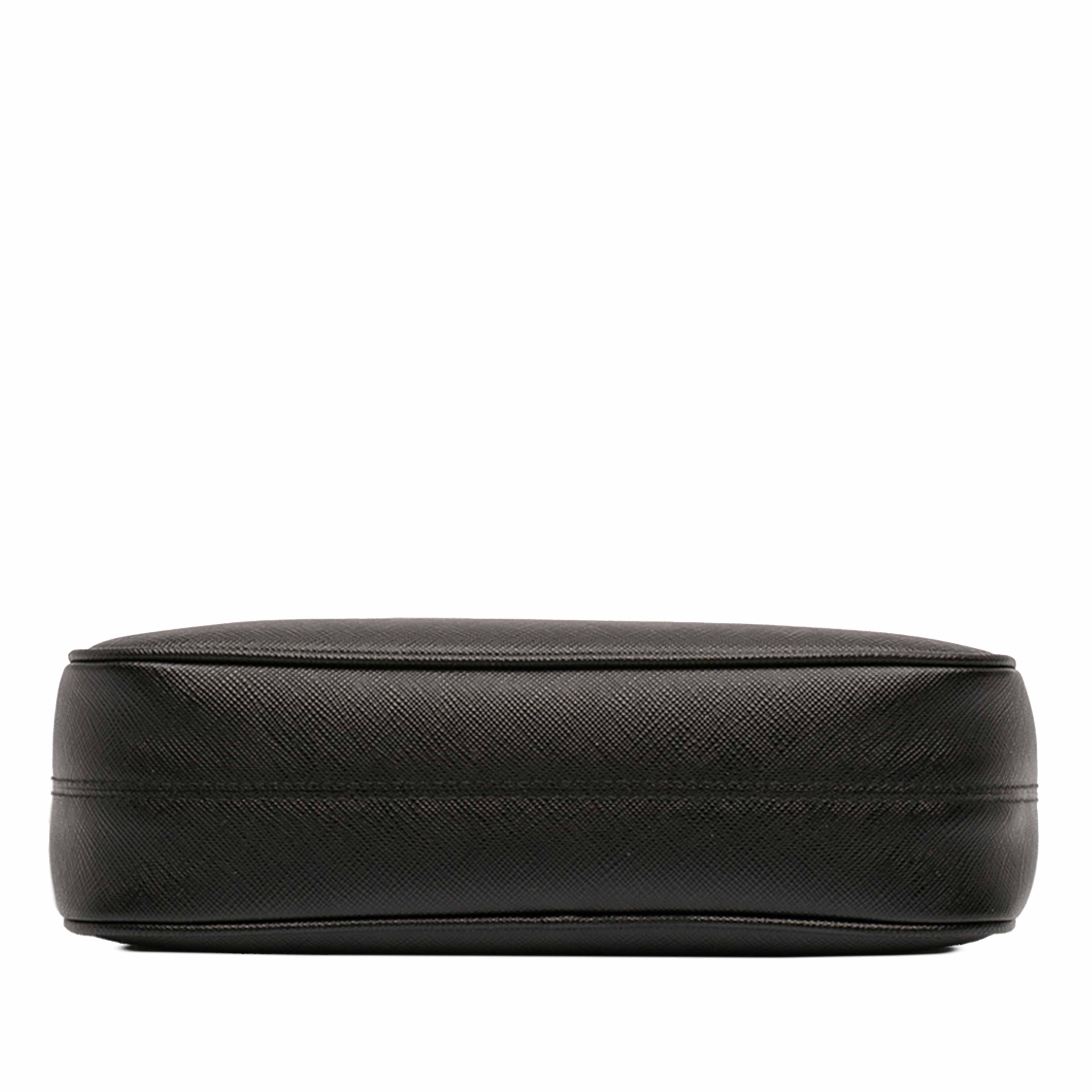 Prada Mini Saffiano Re Edition Shoulder Bag, från Luxclusif, i färgen black. Klicka för att öppna bilden i stort format