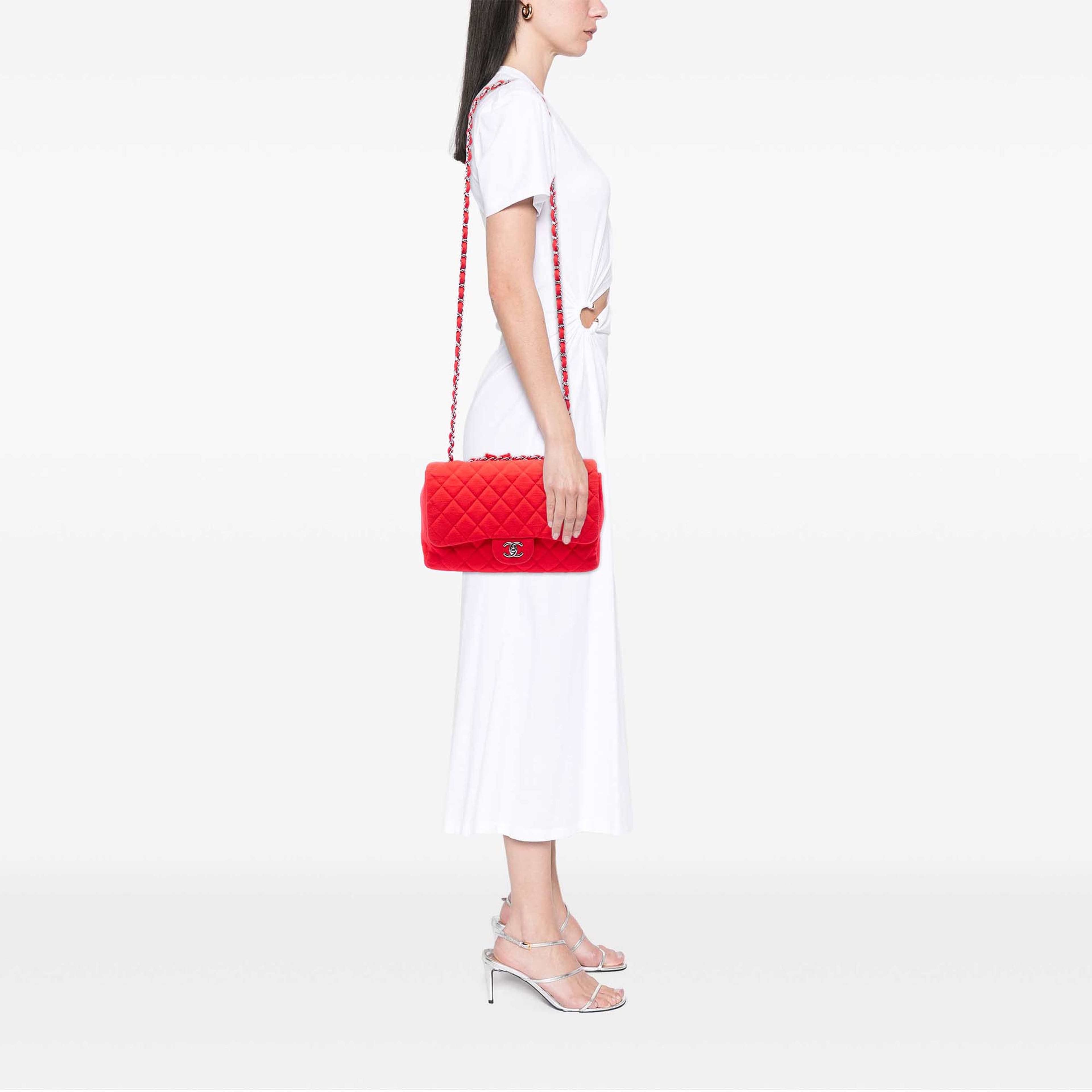 Chanel Jumbo Classic Jersey Single Flap, från Luxclusif, i färgen röd. Klicka för att öppna bilden i stort format