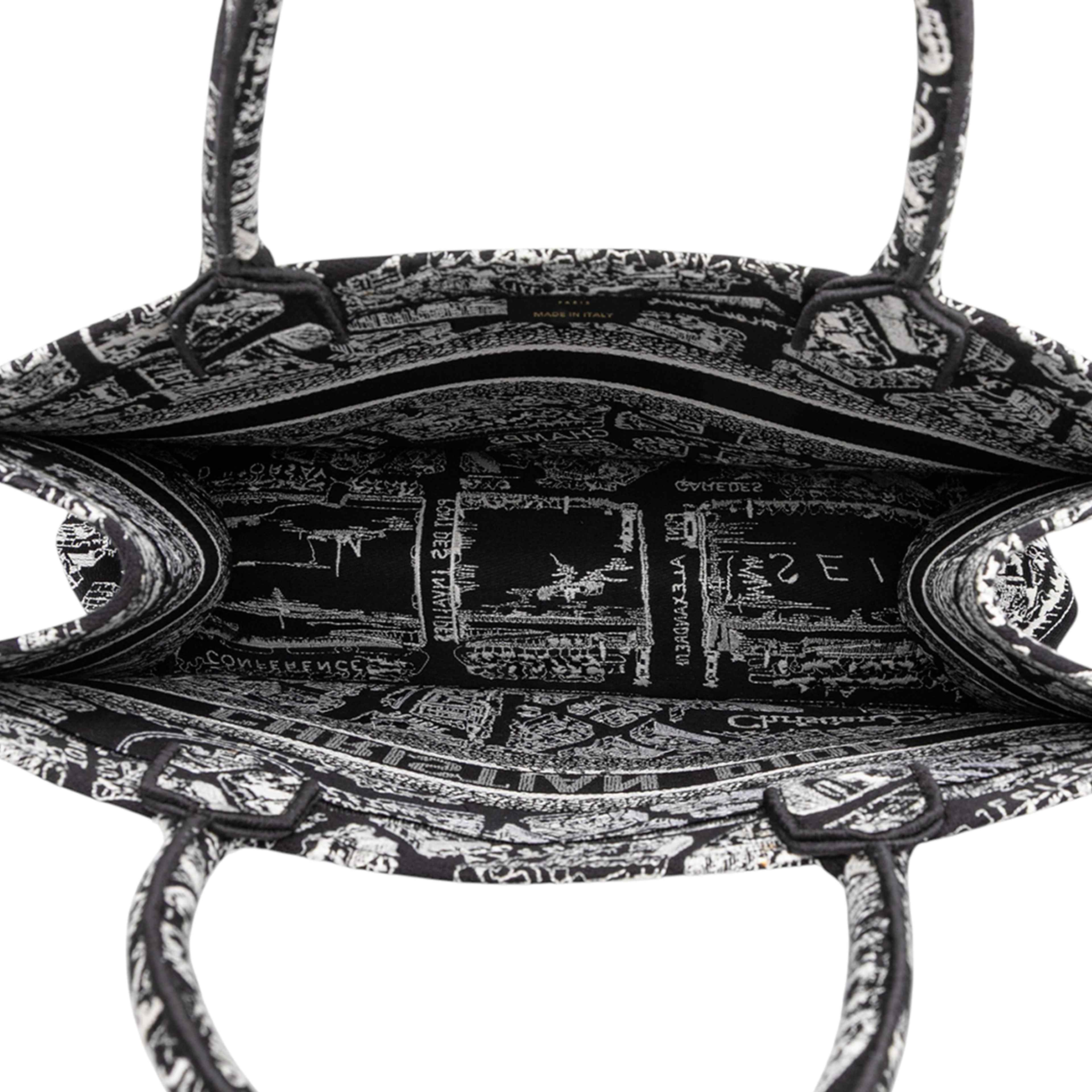 Dior Medium Canvas Embroidered Plan De Paris Book Tote, från Luxclusif, i färgen black. Klicka för att öppna bilden i stort format