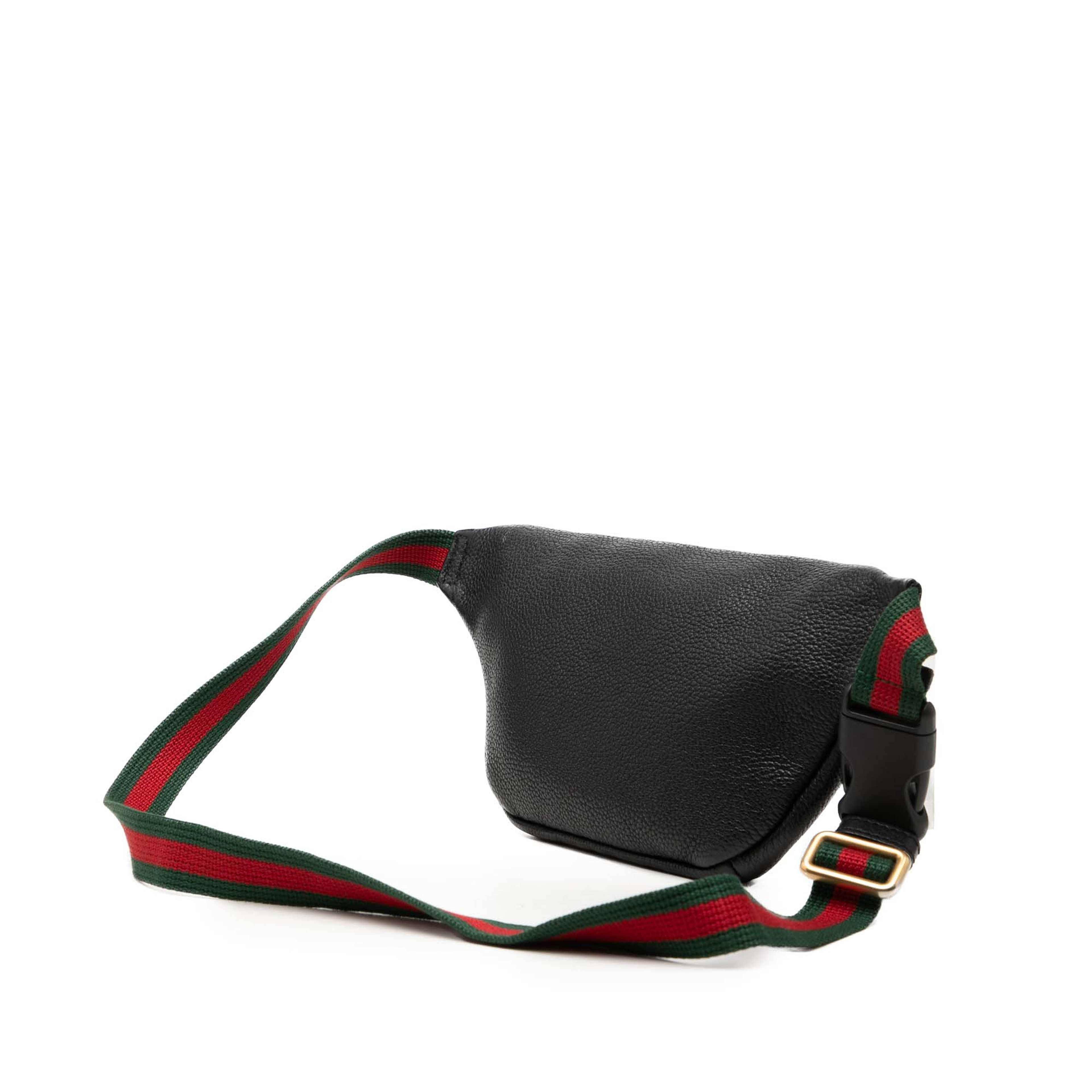 Gucci Small Grained Calfskin Web Logo Belt Bag, från Luxclusif, i färgen svart. Klicka för att öppna bilden i stort format