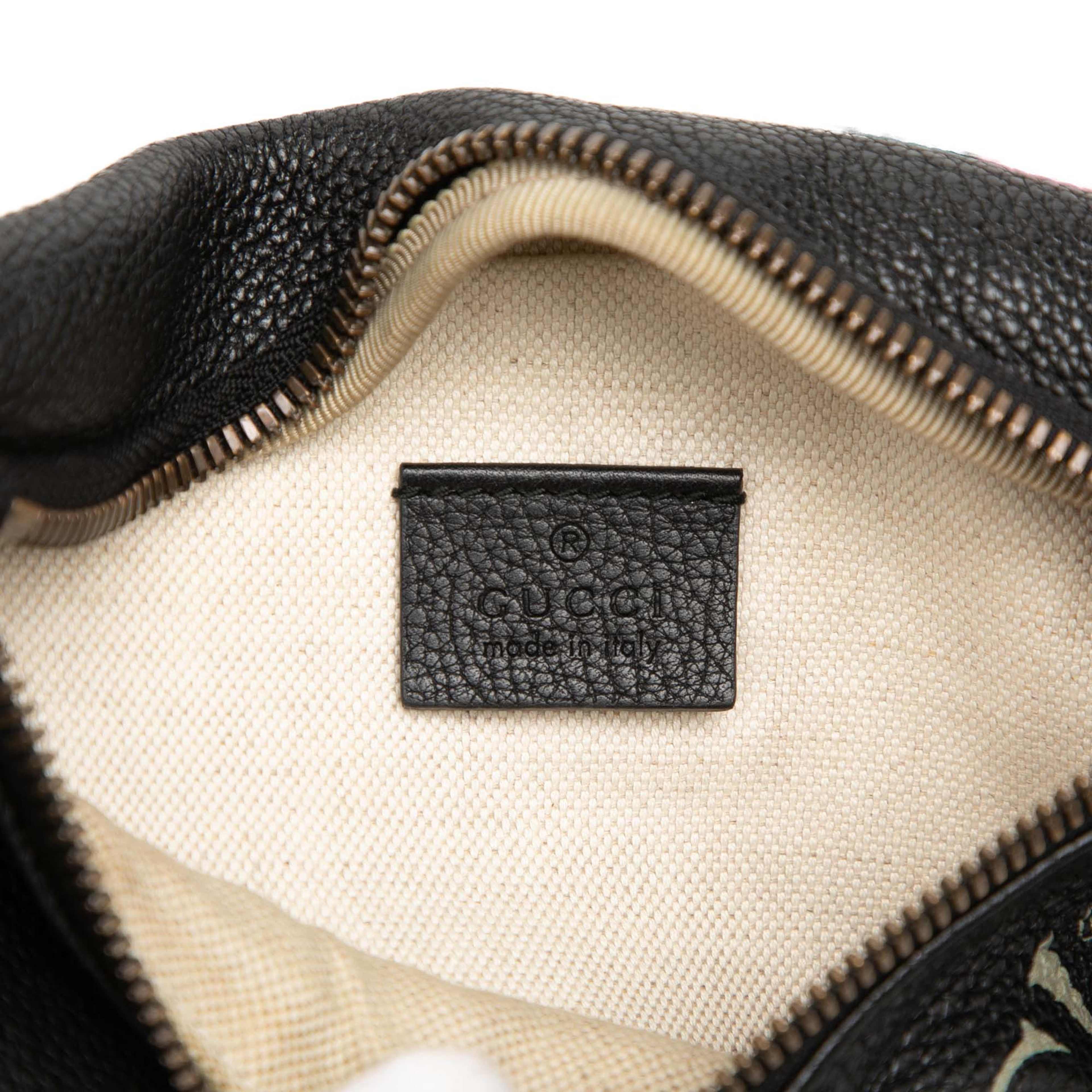 Gucci Small Grained Calfskin Web Logo Belt Bag, från Luxclusif, i färgen svart. Klicka för att öppna bilden i stort format