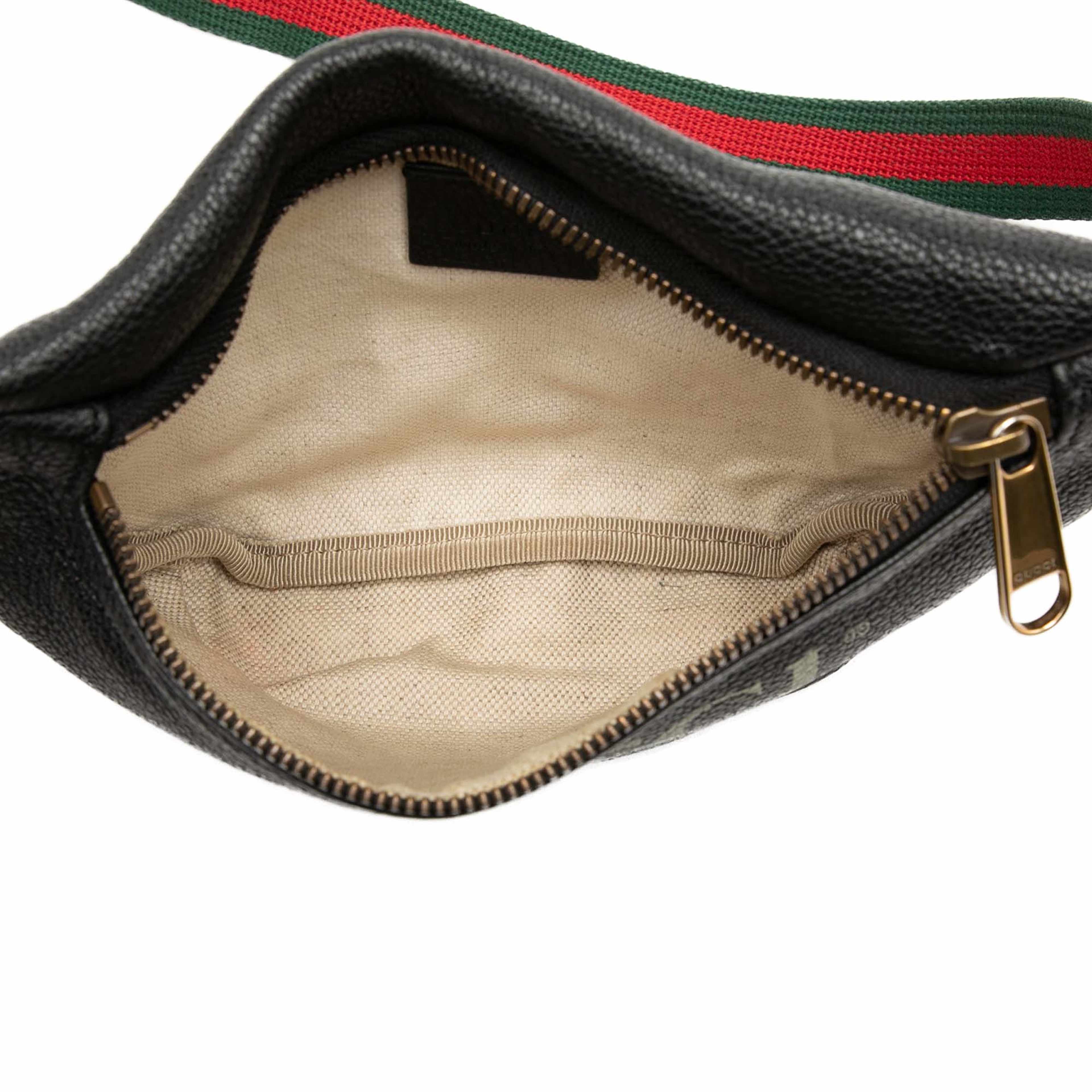 Gucci Small Grained Calfskin Web Logo Belt Bag, från Luxclusif, i färgen svart. Klicka för att öppna bilden i stort format