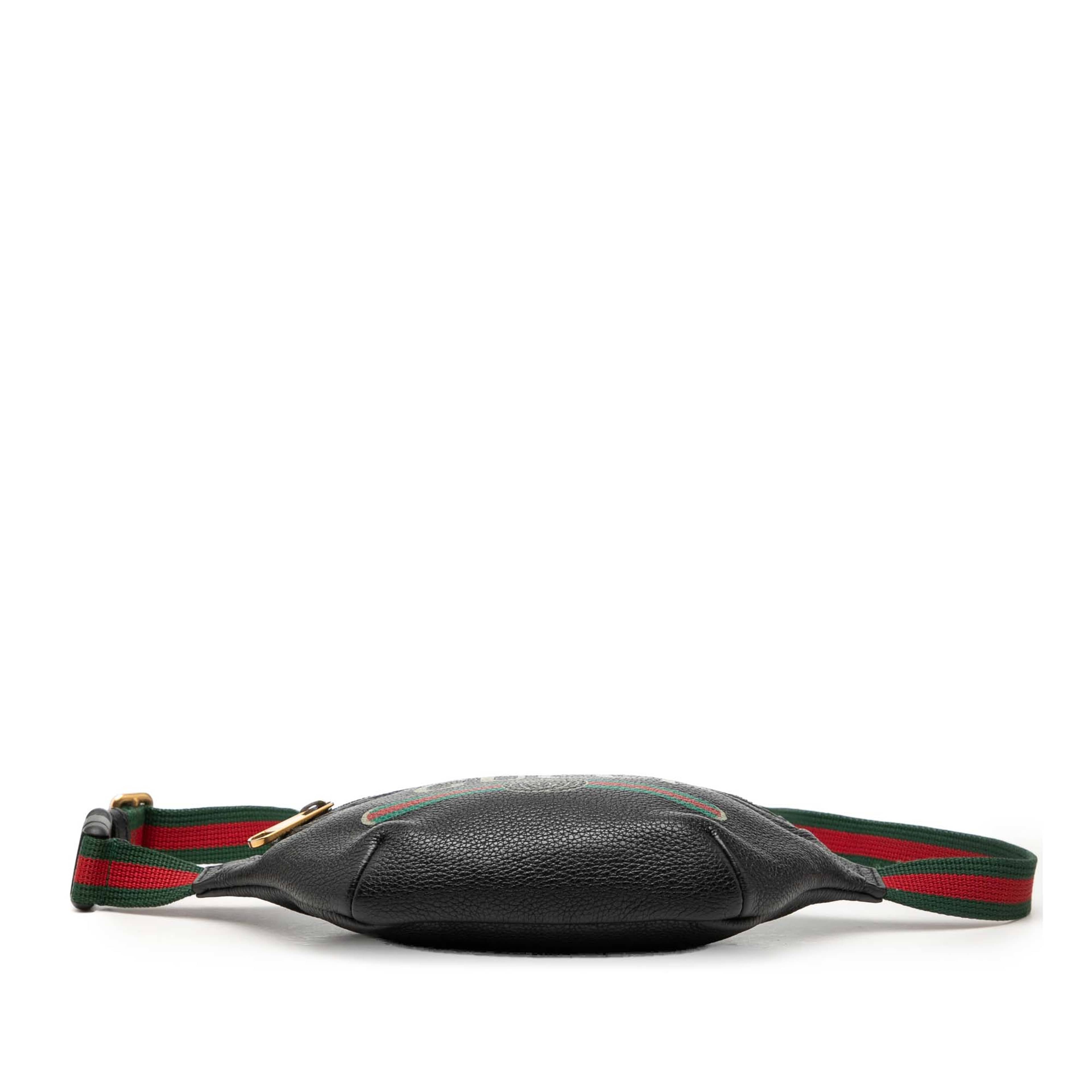 Gucci Small Grained Calfskin Web Logo Belt Bag, från Luxclusif, i färgen svart. Klicka för att öppna bilden i stort format