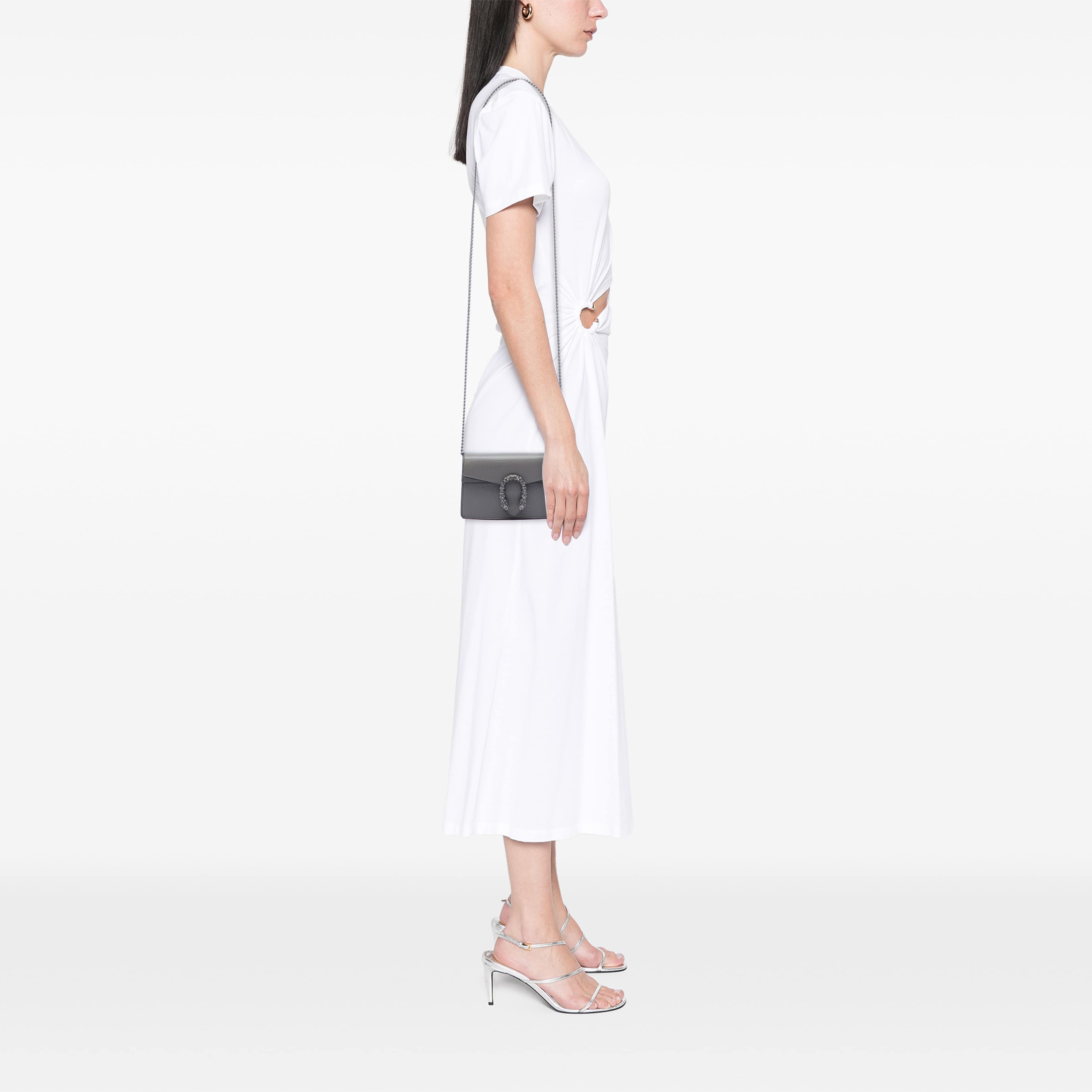 Gucci Mini Calfskin Dionysus Crossbody, från Luxclusif, i färgen grå. Klicka för att öppna bilden i stort format