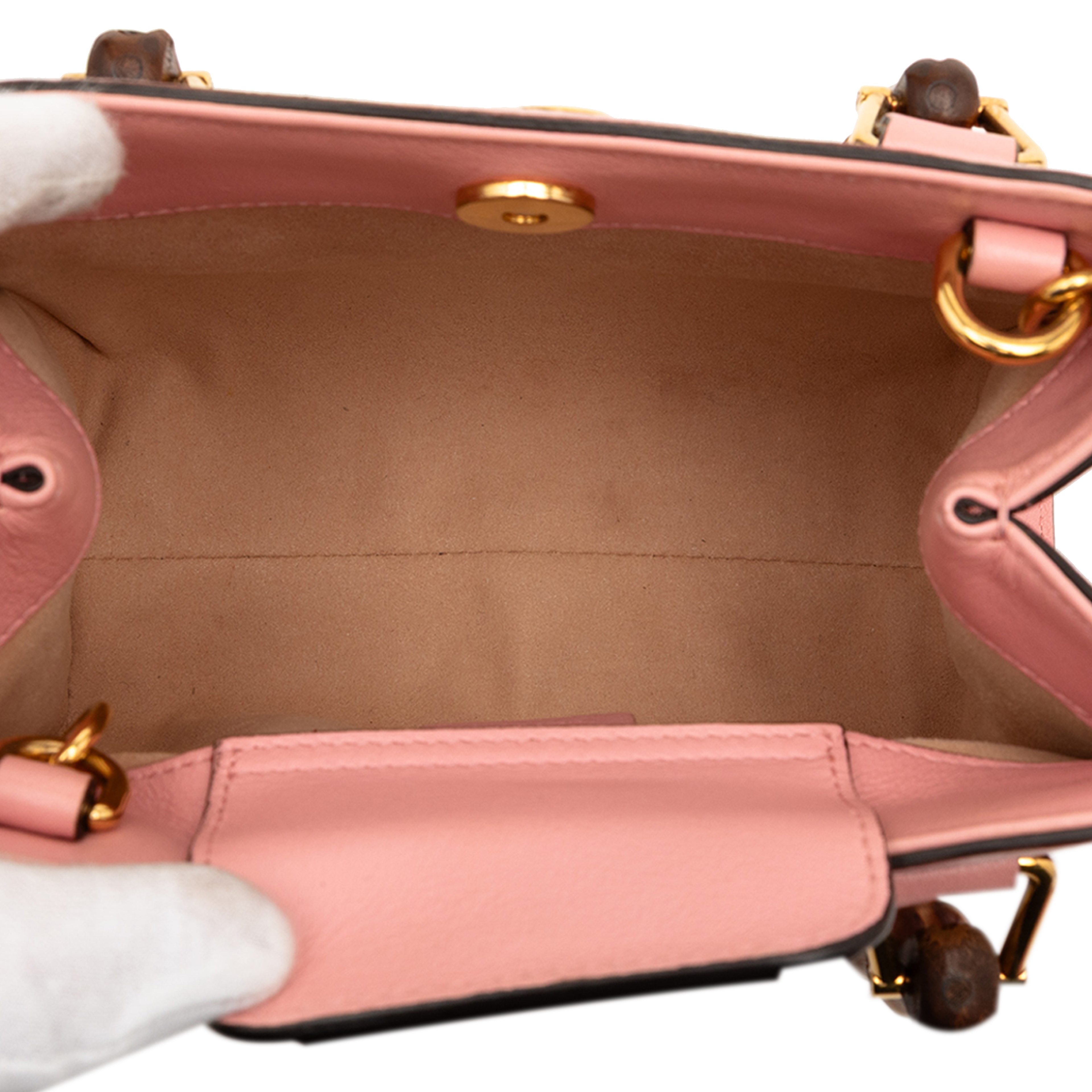 Gucci Mini Calfskin Bamboo Diana Satchel, från Luxclusif, i färgen salmon. Klicka för att öppna bilden i stort format