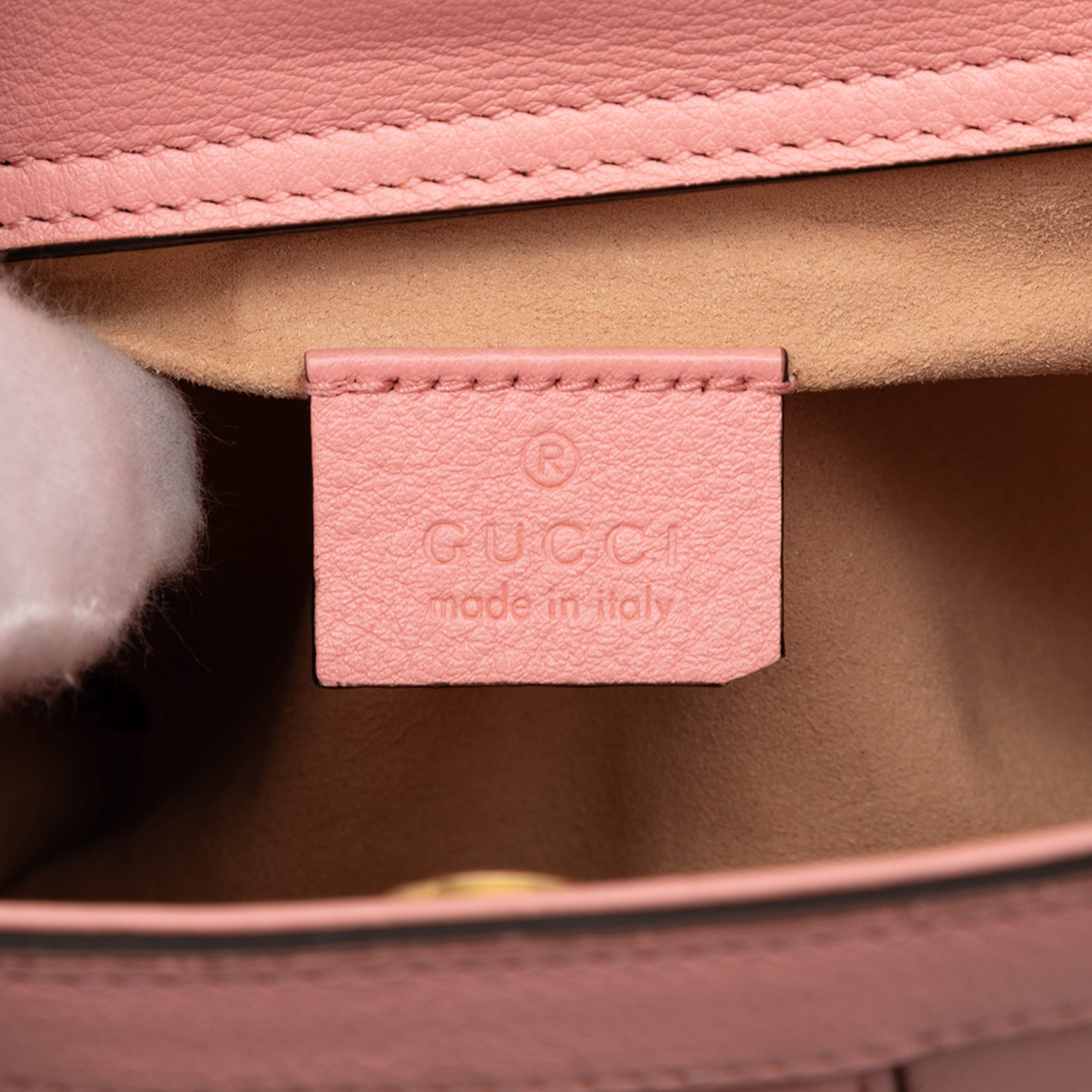 Gucci Mini Calfskin Bamboo Diana Satchel, från Luxclusif, i färgen salmon. Klicka för att öppna bilden i stort format