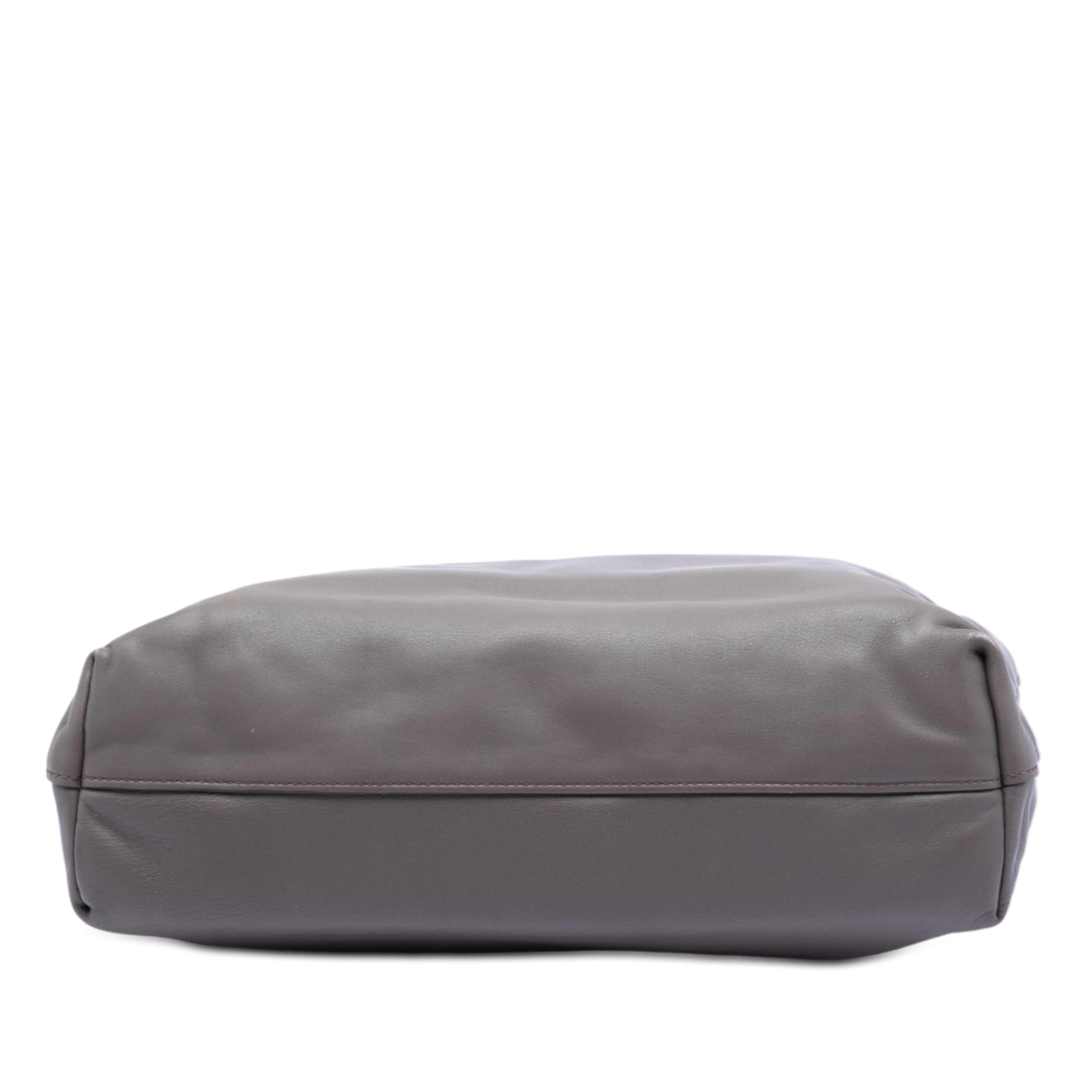 Prada Soft Calf Open Convertible Tote, från Luxclusif, i färgen grå. Klicka för att öppna bilden i stort format
