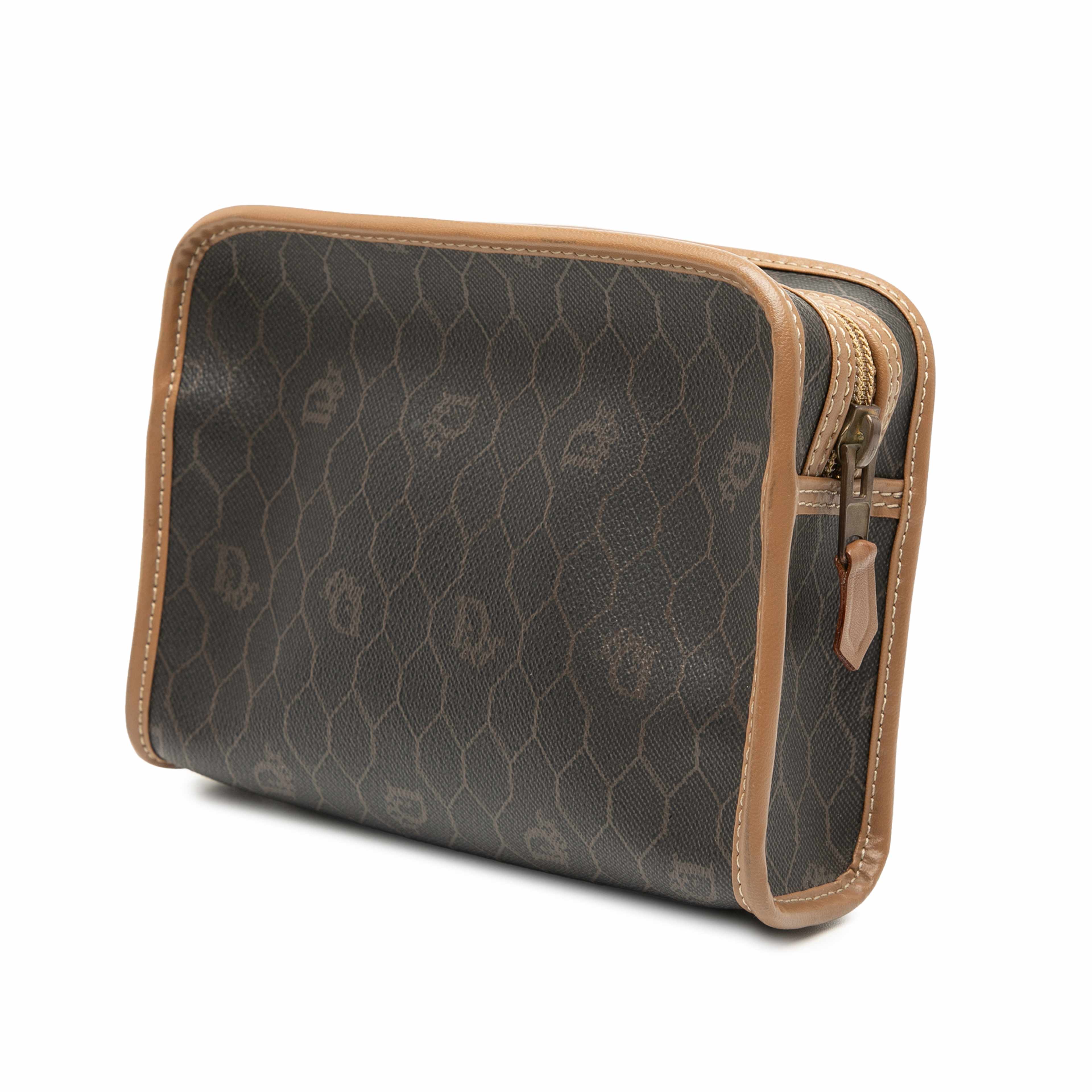 Dior Honeycomb Coated Canvas Pouch, från Luxclusif, i färgen black. Klicka för att öppna bilden i stort format