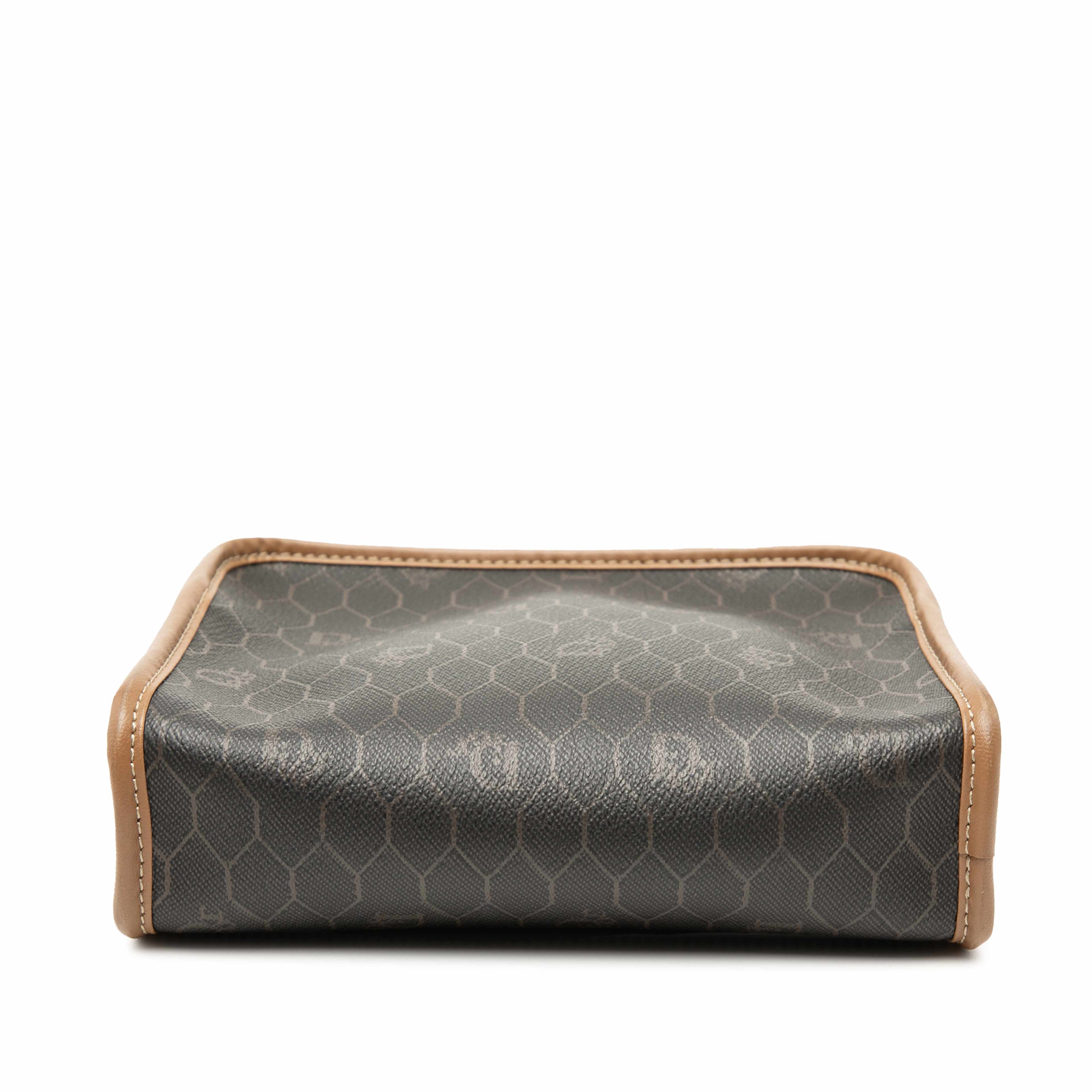 Dior Honeycomb Coated Canvas Pouch, från Luxclusif, i färgen black. Klicka för att öppna bilden i stort format