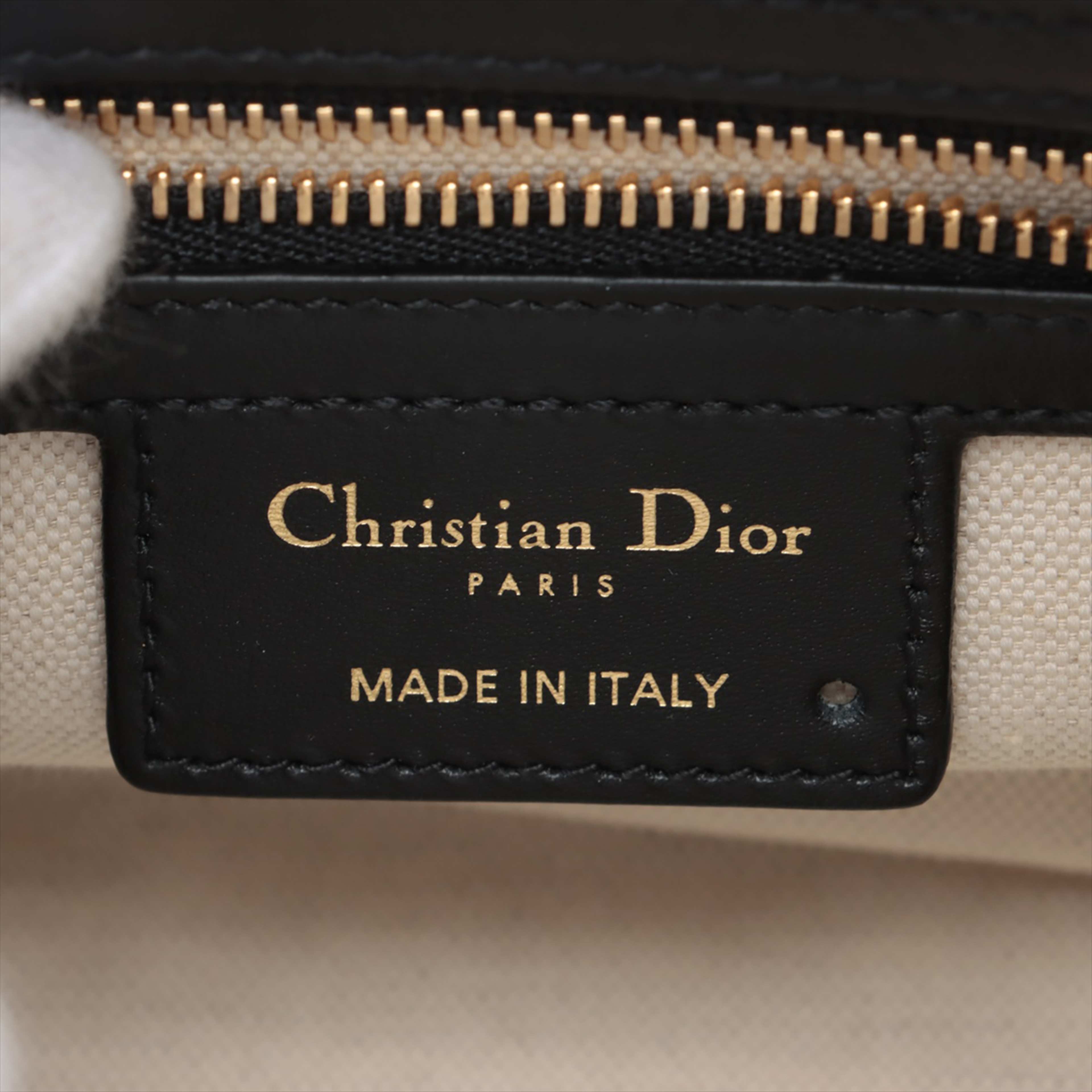 Dior Small Leather Tiger Dior Vibe Zip Bowling Bag, från Luxclusif, i färgen white. Klicka för att öppna bilden i stort format