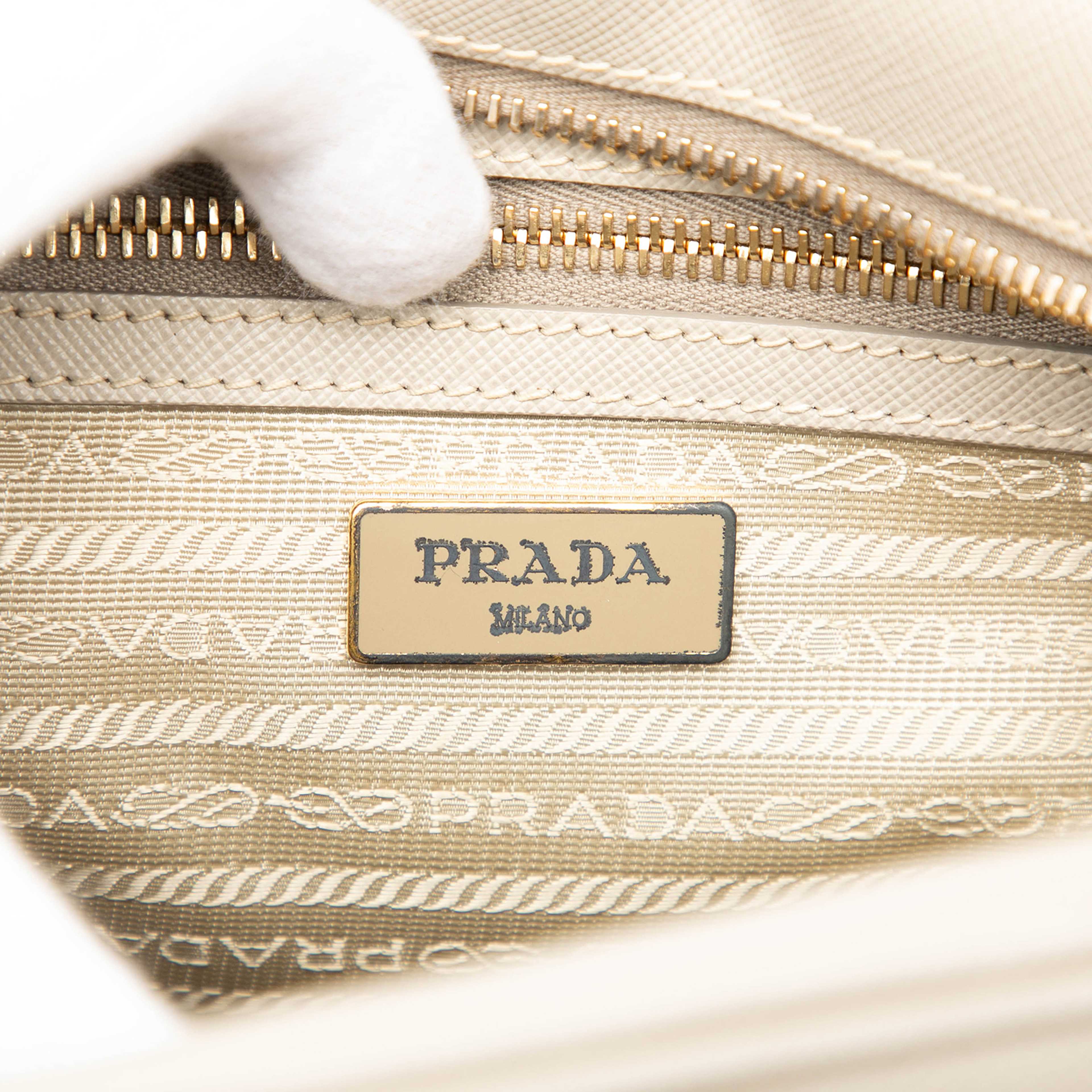 Prada Saffiano Lux Satchel, från Luxclusif, i färgen beige. Klicka för att öppna bilden i stort format