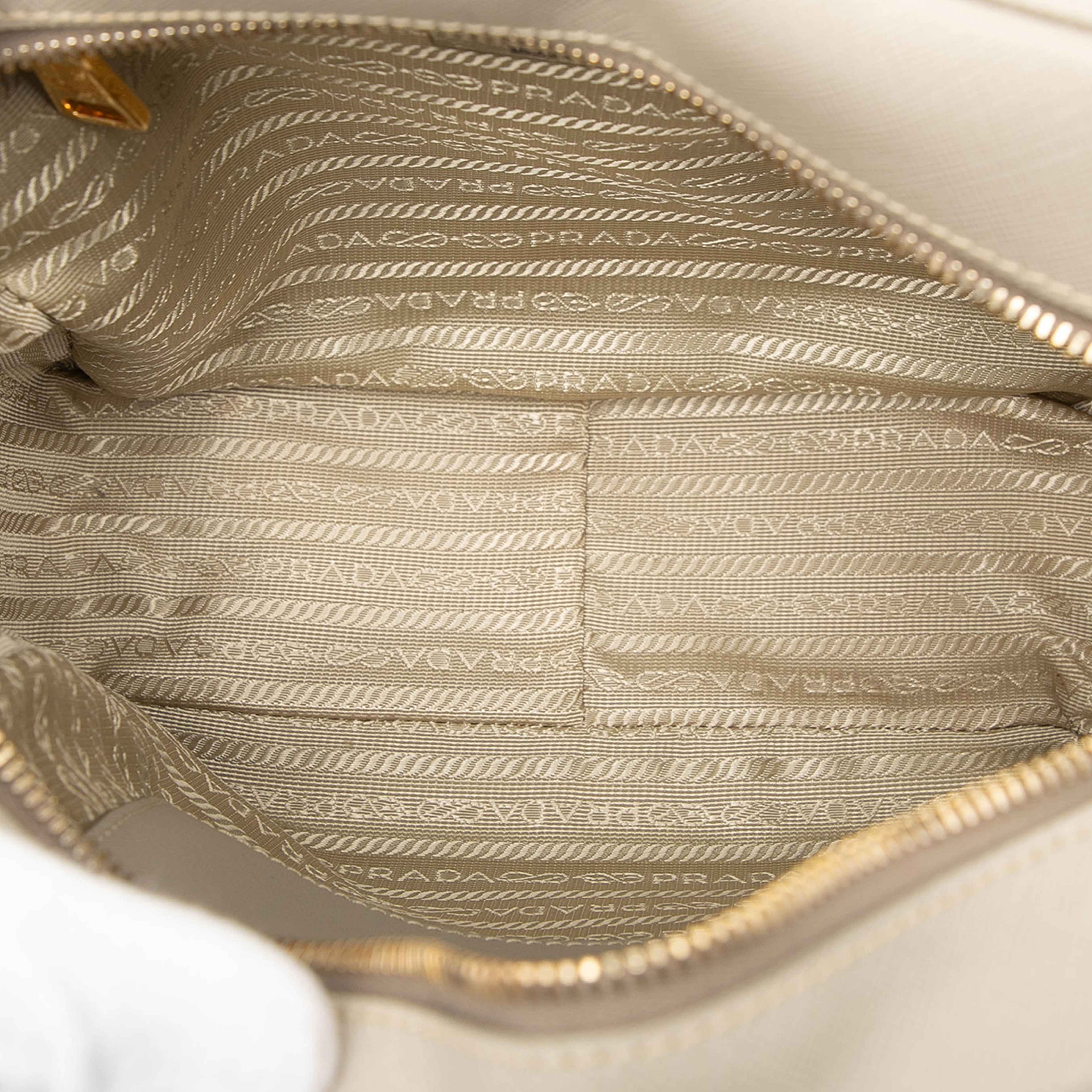 Prada Saffiano Lux Satchel, från Luxclusif, i färgen beige. Klicka för att öppna bilden i stort format