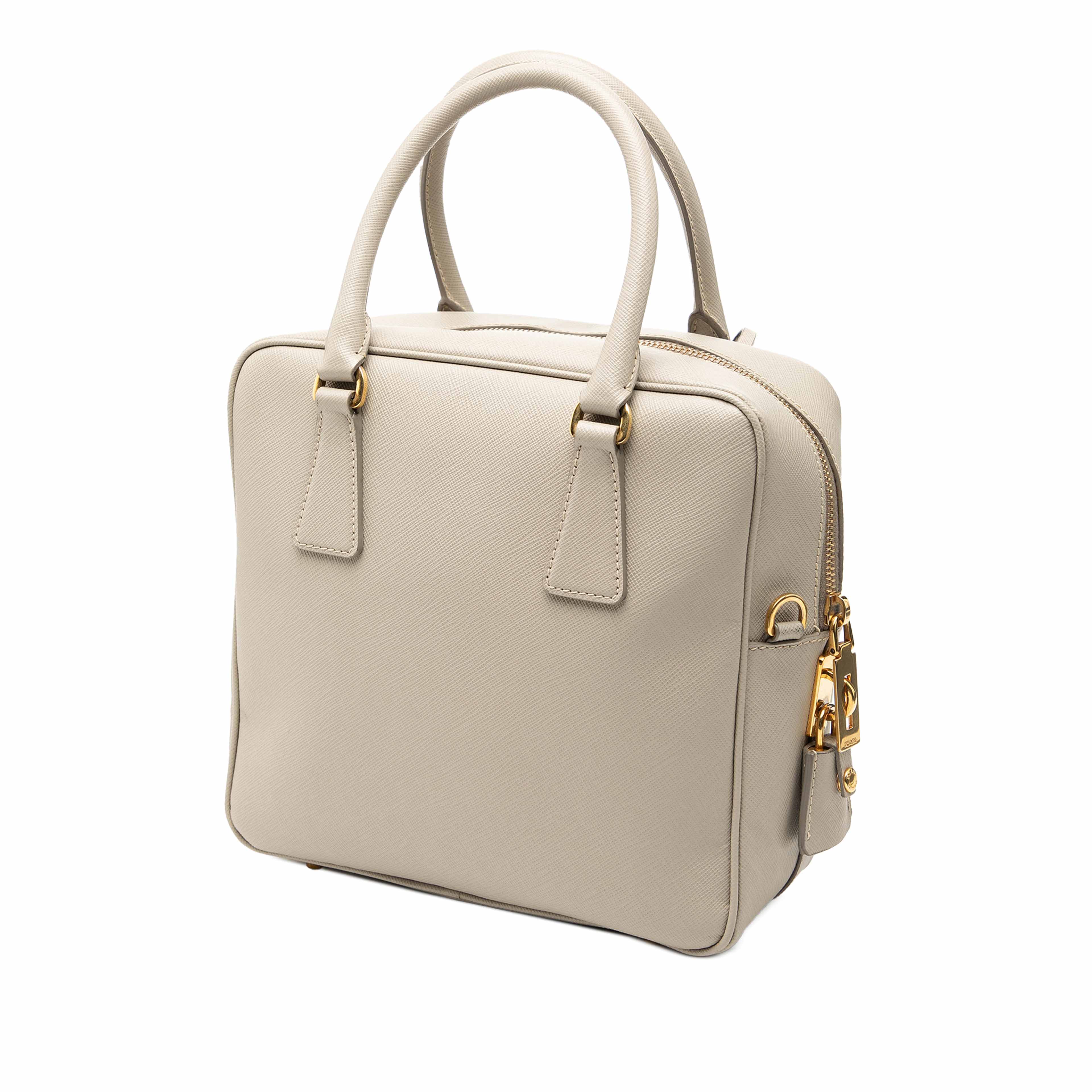 Prada Saffiano Lux Satchel, från Luxclusif, i färgen beige. Klicka för att öppna bilden i stort format