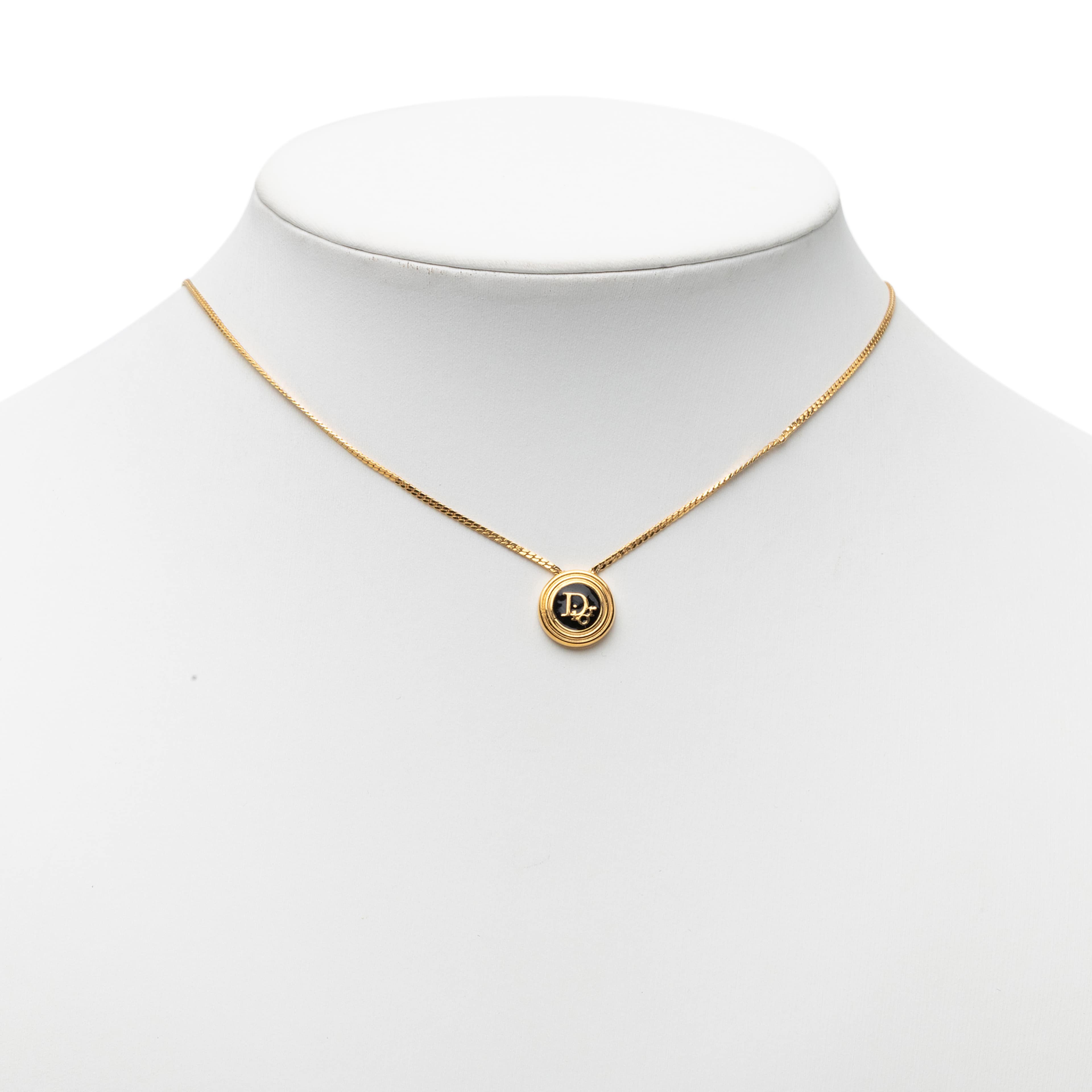 Dior Gold Plated Enamel Logo Round Pendant Necklace, från Luxclusif, i färgen svart. Klicka för att öppna bilden i stort format