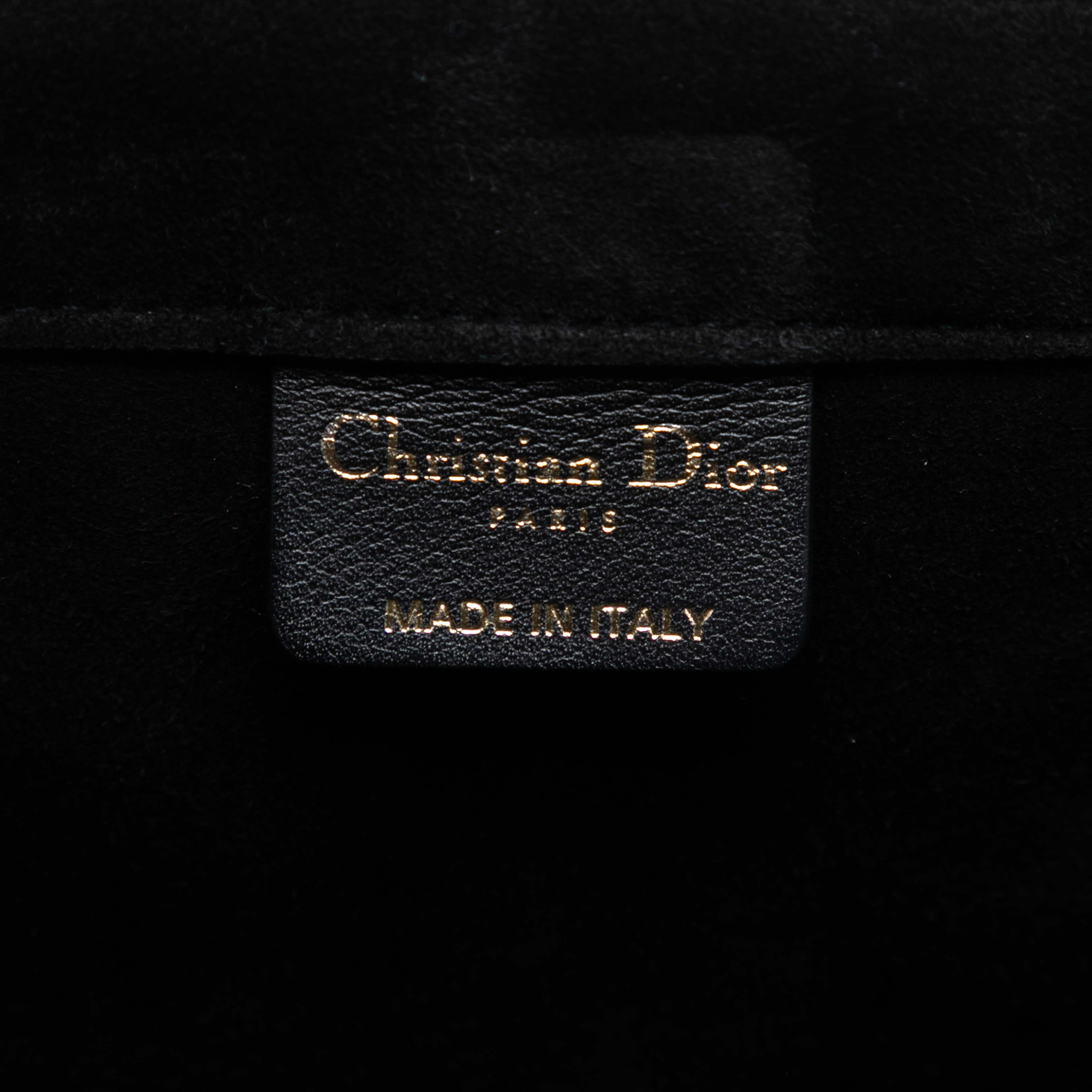 Dior Large Studded Embroidered Velvet Heart Lights Book Tote, från Luxclusif, i färgen black. Klicka för att öppna bilden i stort format