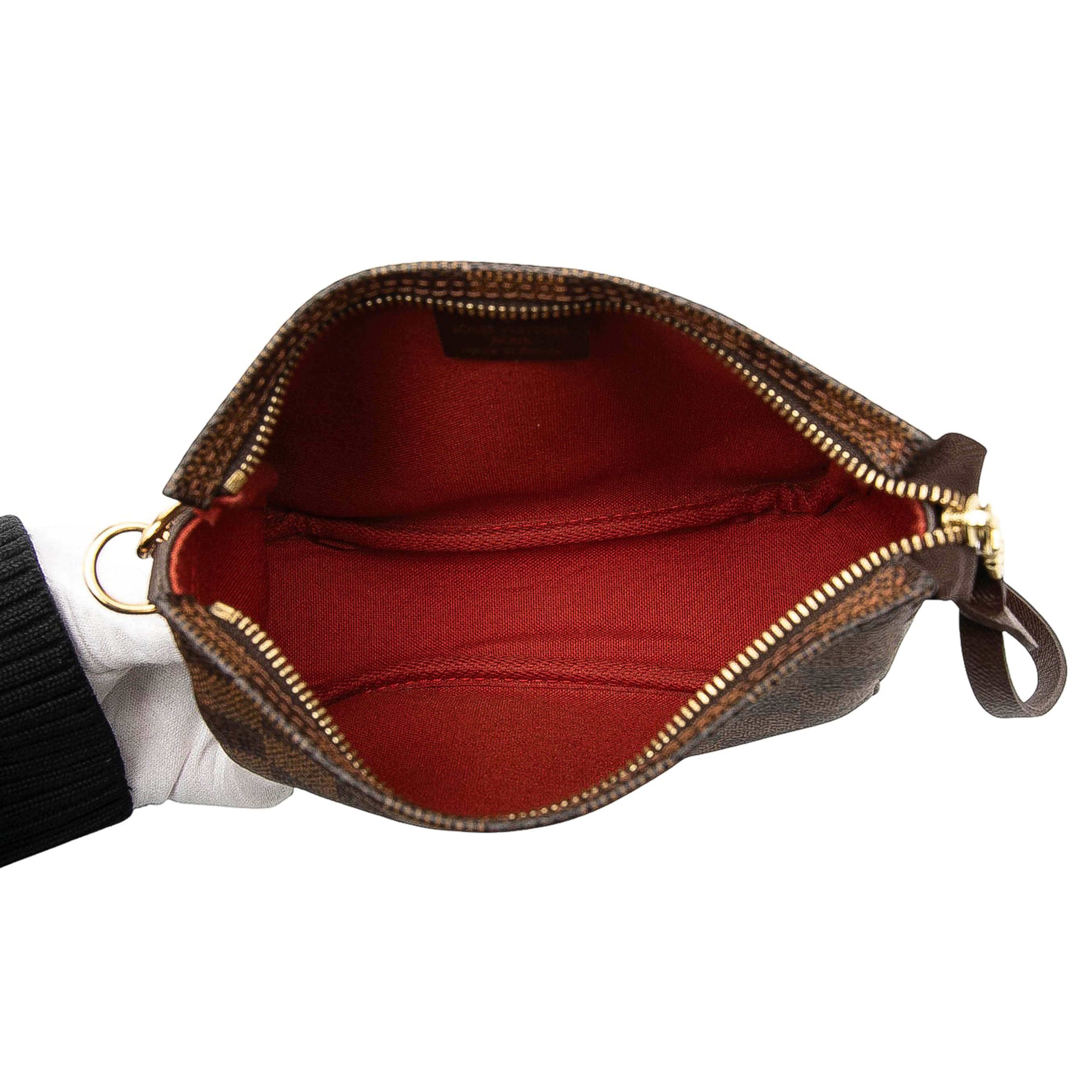 Louis Vuitton Damier Ebene Trousse Pochette, från Luxclusif, i färgen brown. Klicka för att öppna bilden i stort format