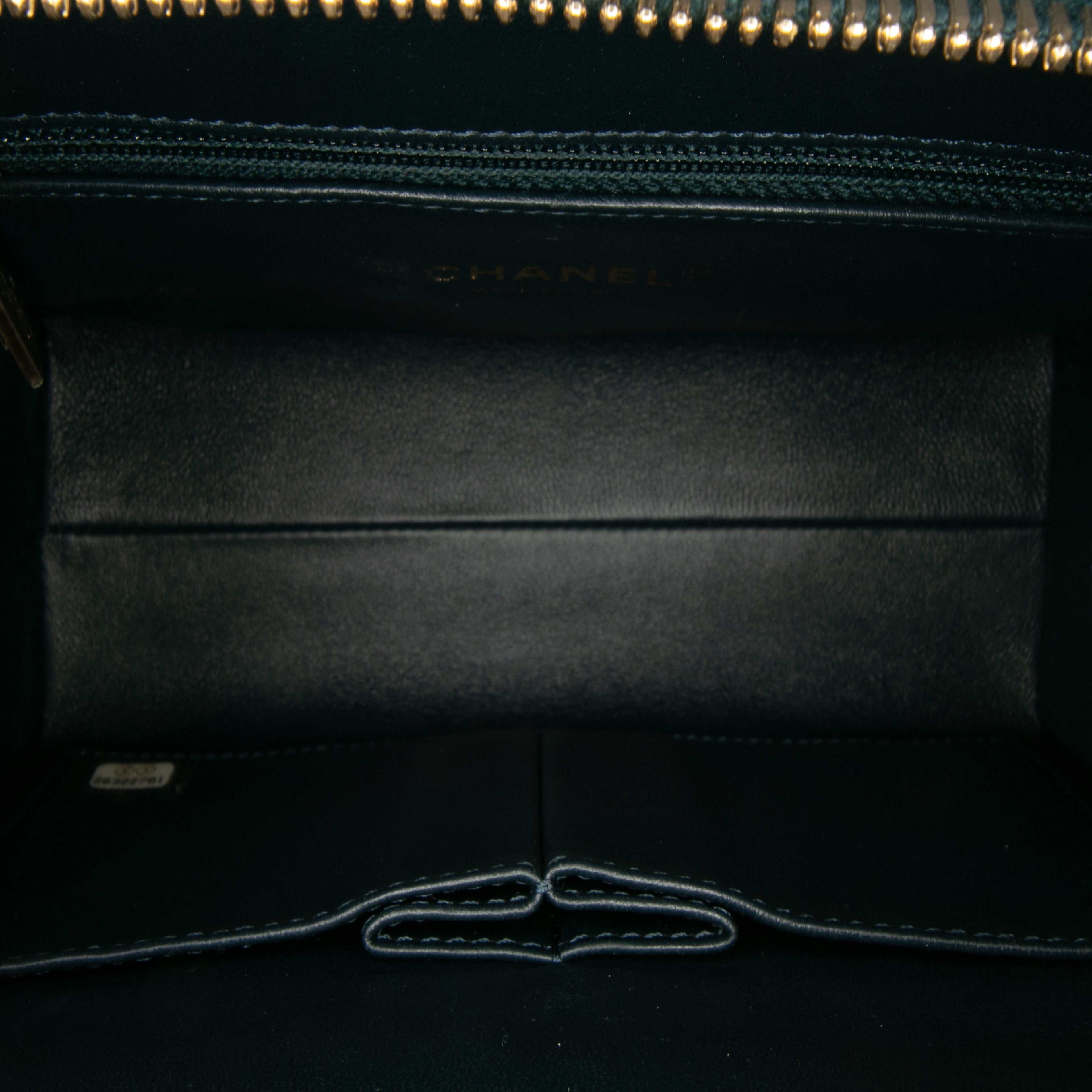 Chanel Cc Chevron Calfskin Medal Flap, från Luxclusif, i färgen dark green. Klicka för att öppna bilden i stort format