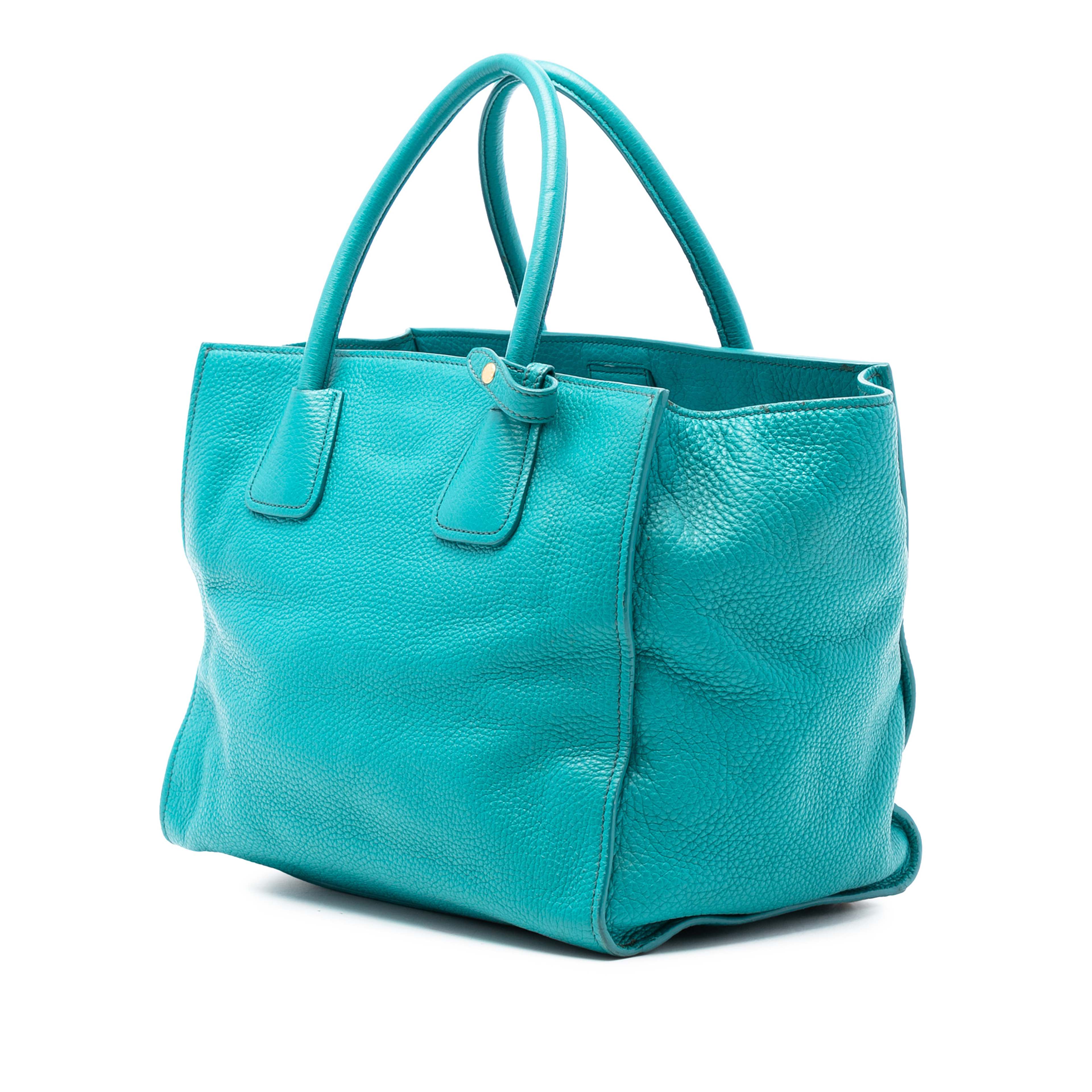 Prada Vitello Daino Front Pocket Open Convertible Tote, från Luxclusif, i färgen turquoise. Klicka för att öppna bilden i stort format