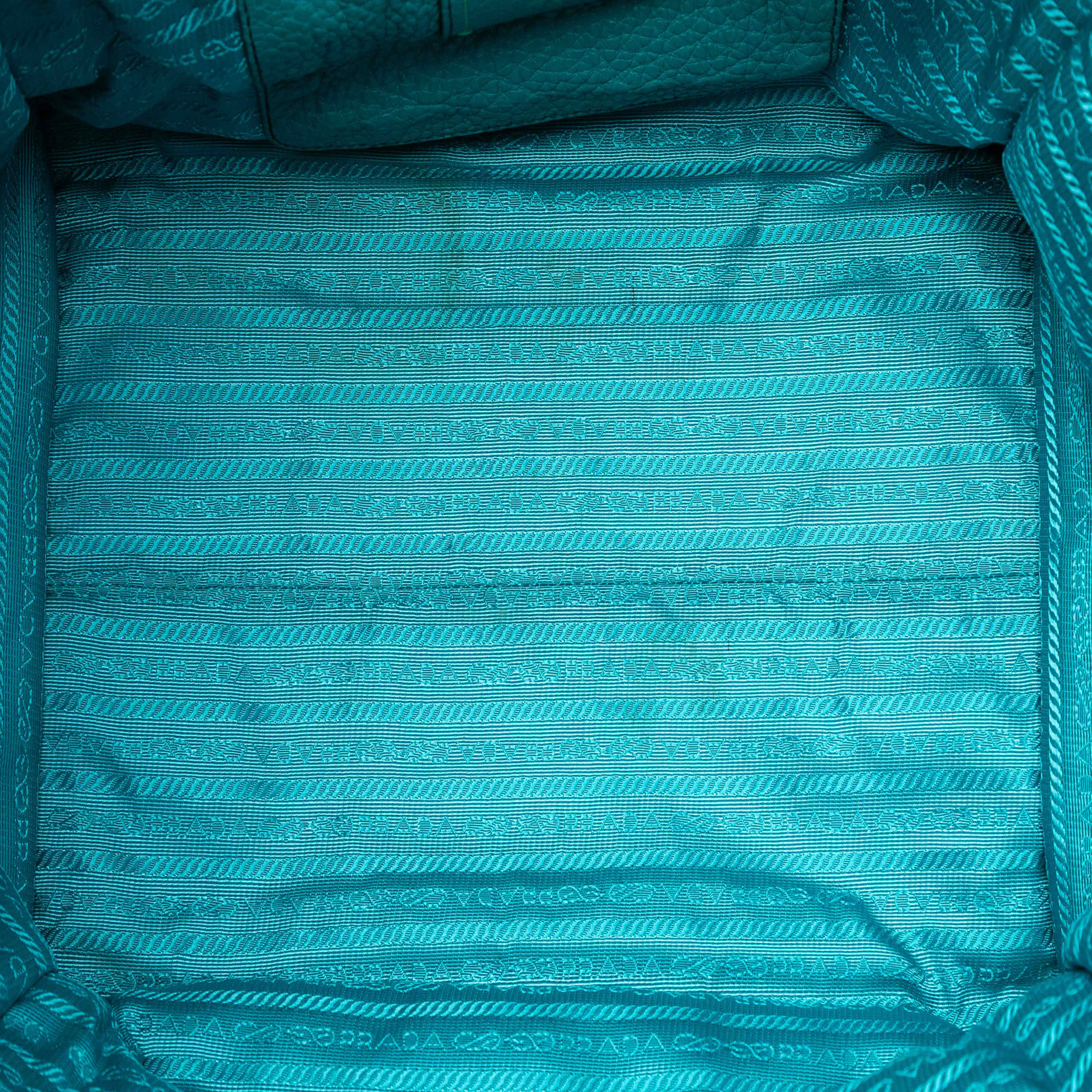 Prada Vitello Daino Front Pocket Open Convertible Tote, från Luxclusif, i färgen turquoise. Klicka för att öppna bilden i stort format