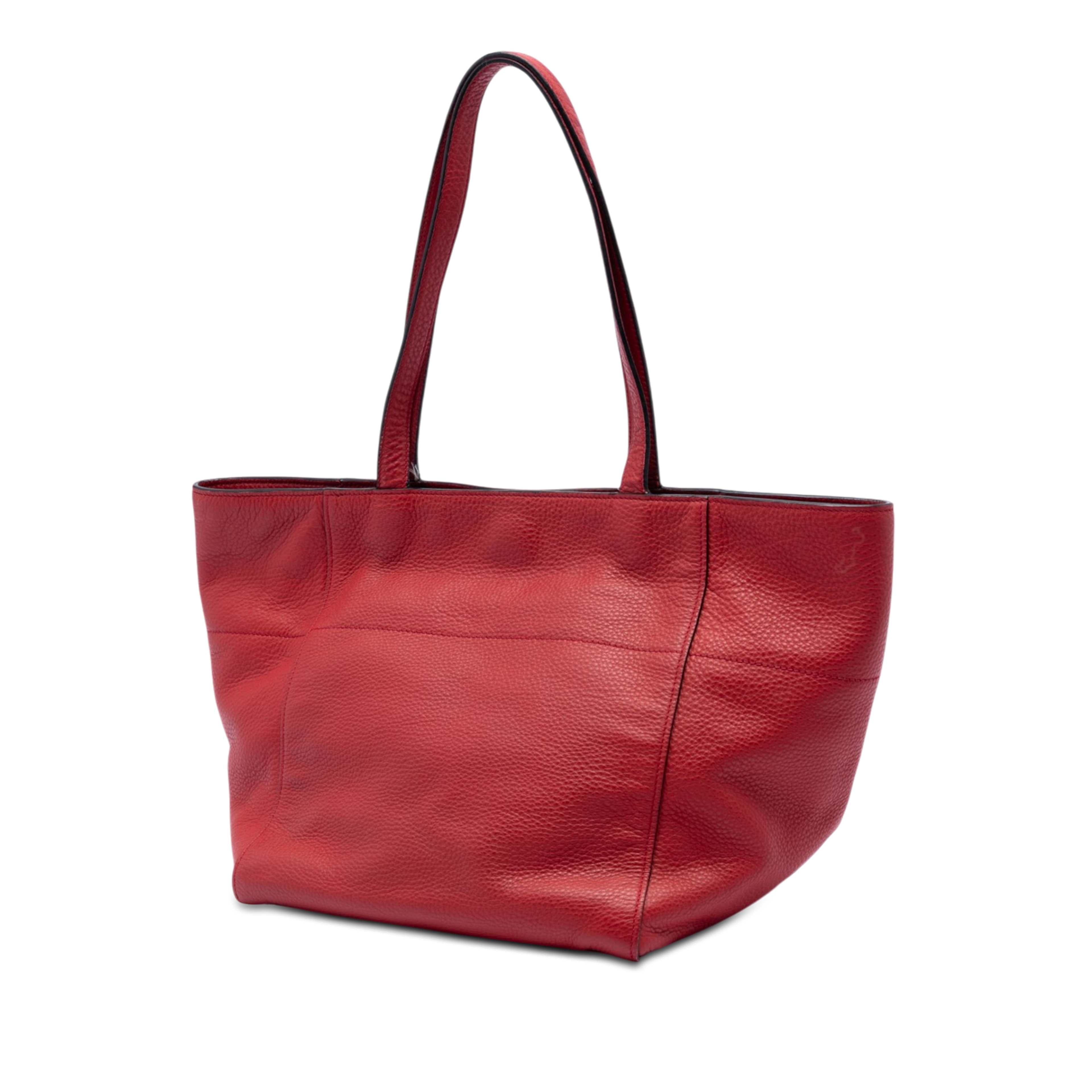 Prada Vitello Daino Tote, från Luxclusif, i färgen red. Klicka för att öppna bilden i stort format