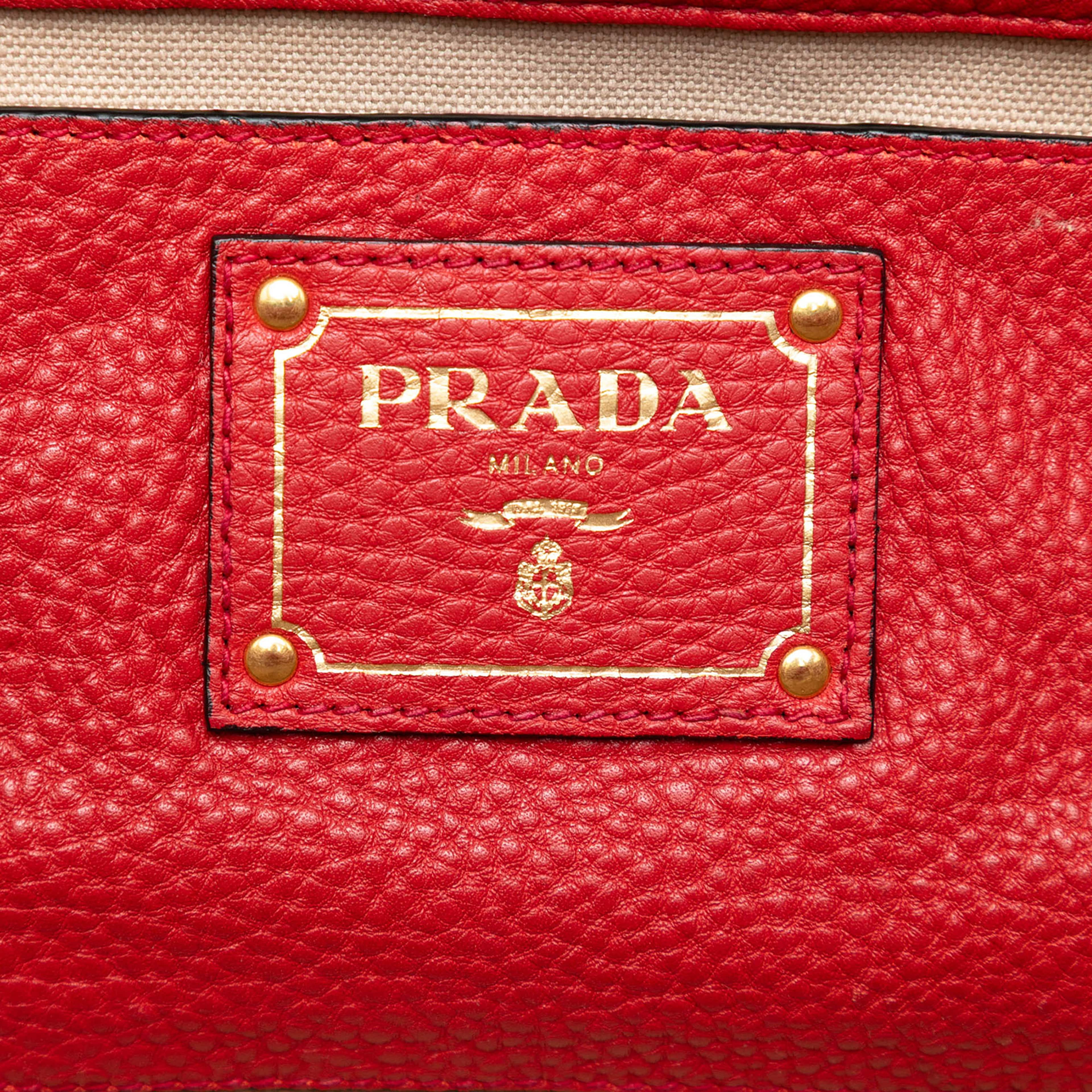 Prada Vitello Daino Tote, från Luxclusif, i färgen red. Klicka för att öppna bilden i stort format