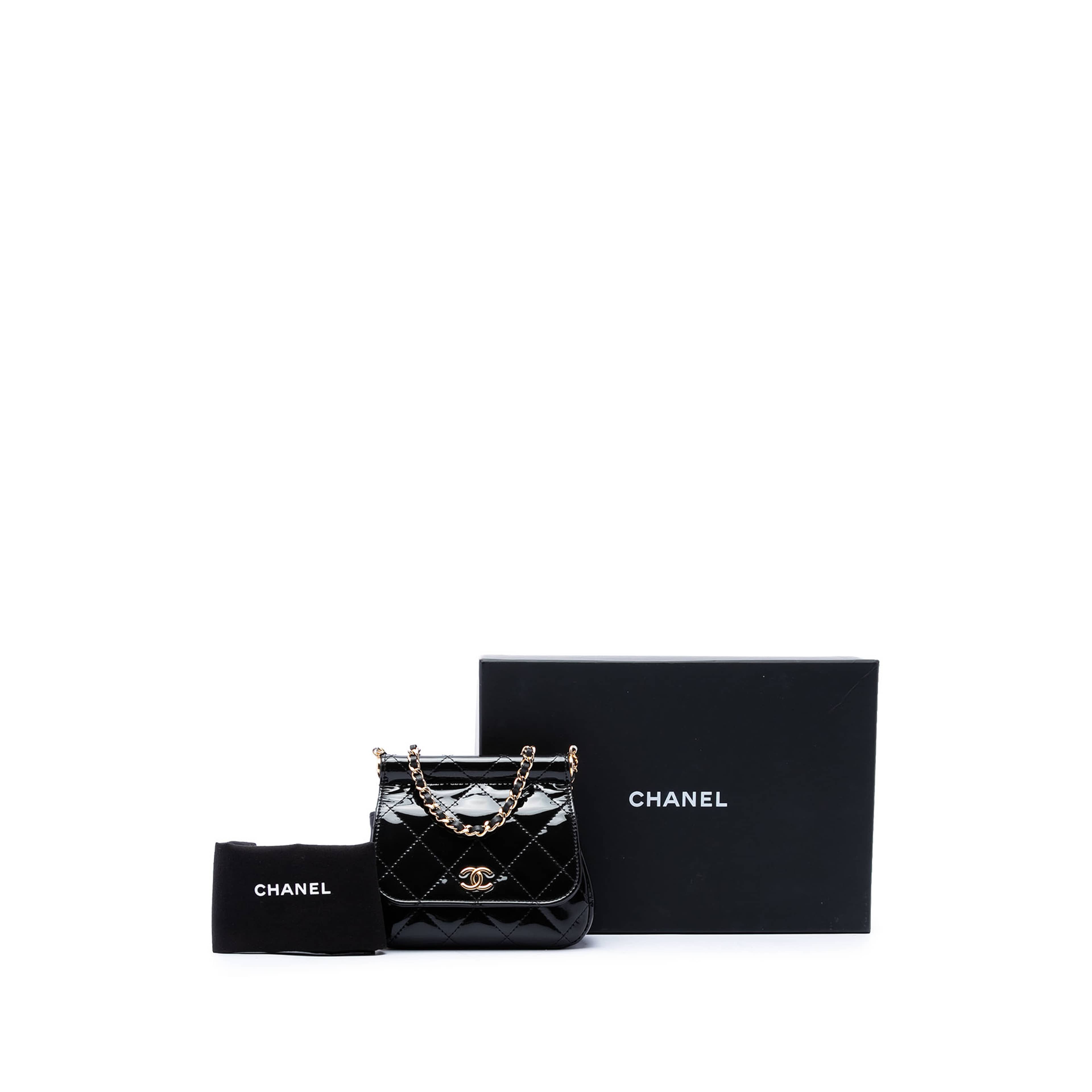 Chanel Cc Quilted Patent Frame Flap Clutch With Chain, från Luxclusif, i färgen svart. Klicka för att öppna bilden i stort format