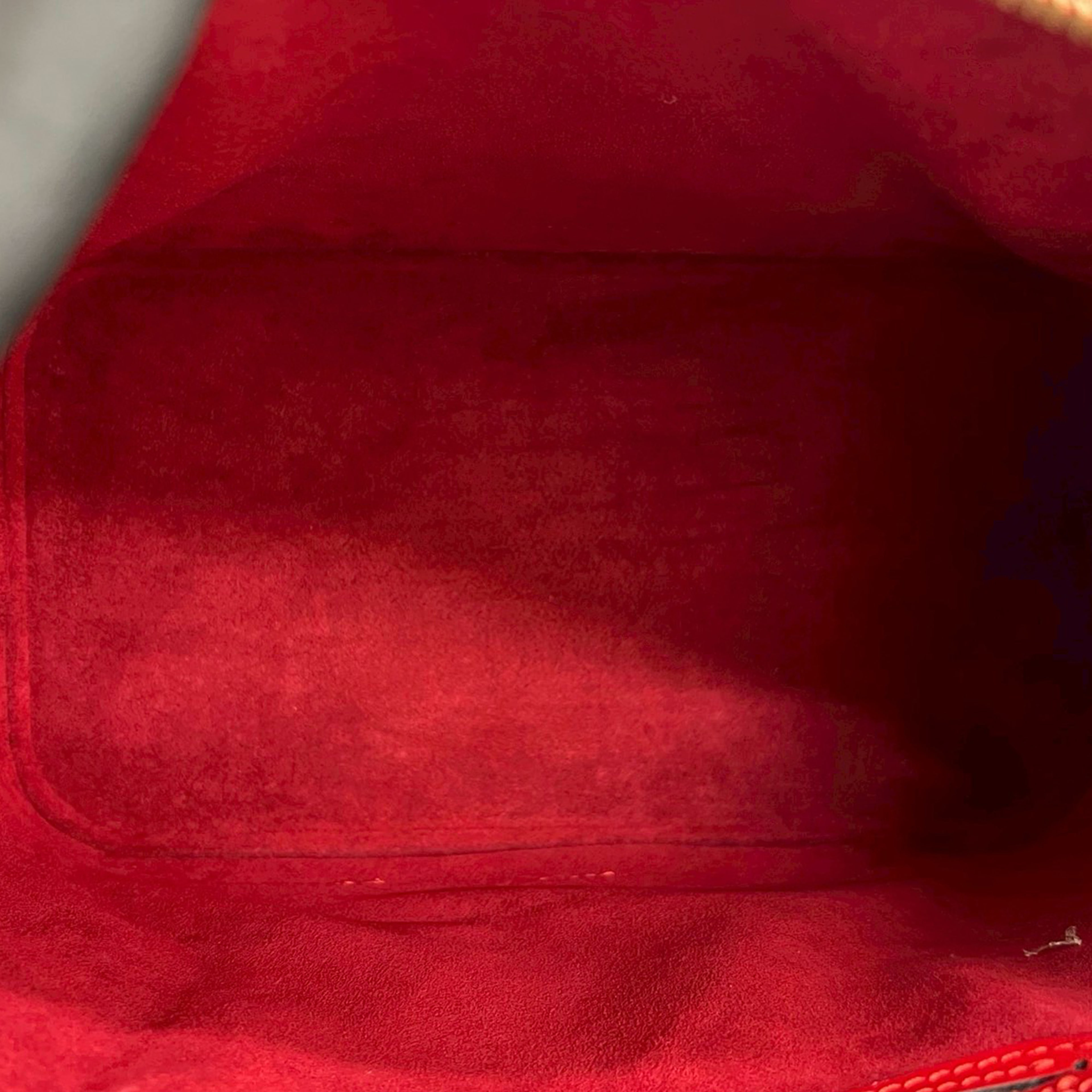 Louis Vuitton Epi Alma Pm, från Luxclusif, i färgen red. Klicka för att öppna bilden i stort format