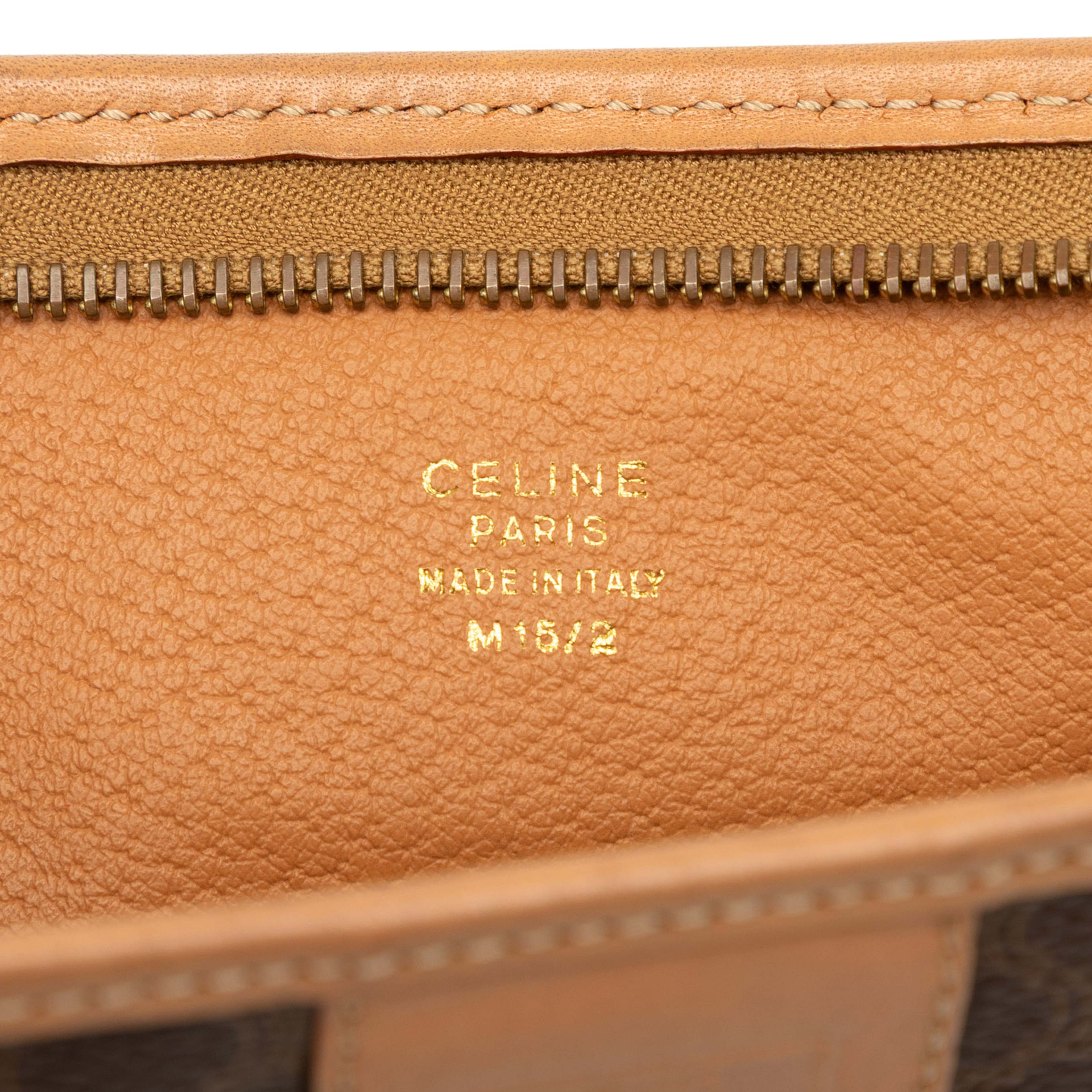 Celine Macadam Coated Canvas Clutch, från Luxclusif, i färgen brun. Klicka för att öppna bilden i stort format