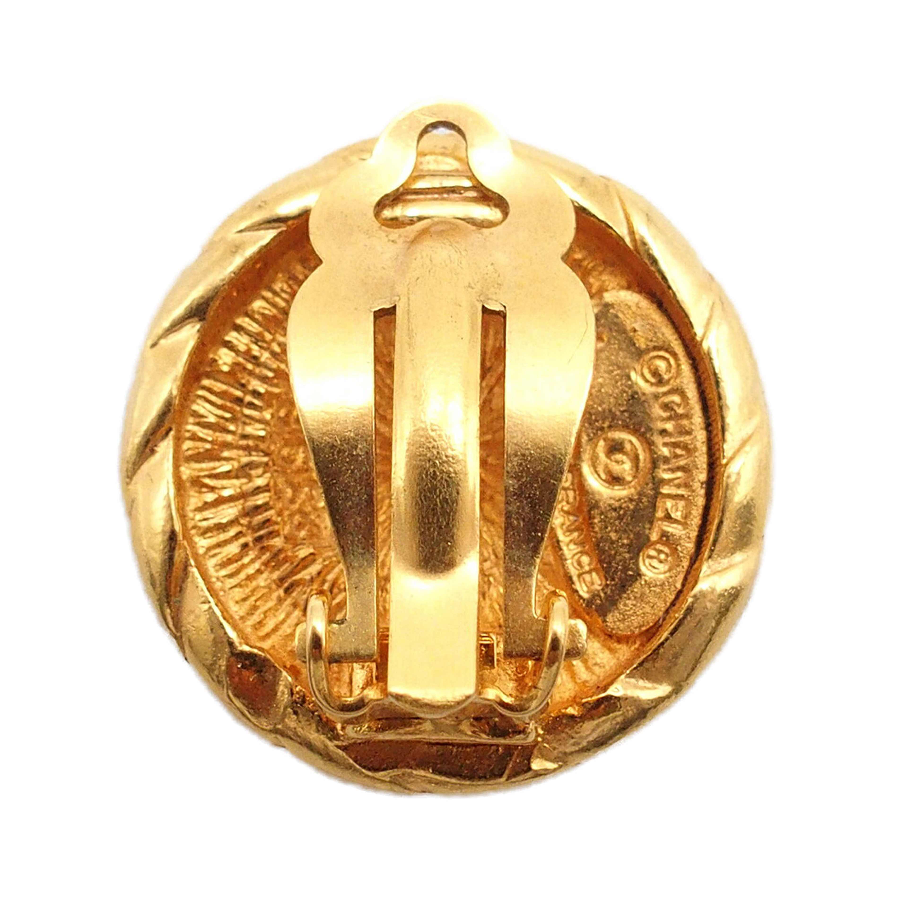 Chanel Cc Gold Plated Round Clip On Earrings, från Luxclusif, i färgen guld. Klicka för att öppna bilden i stort format