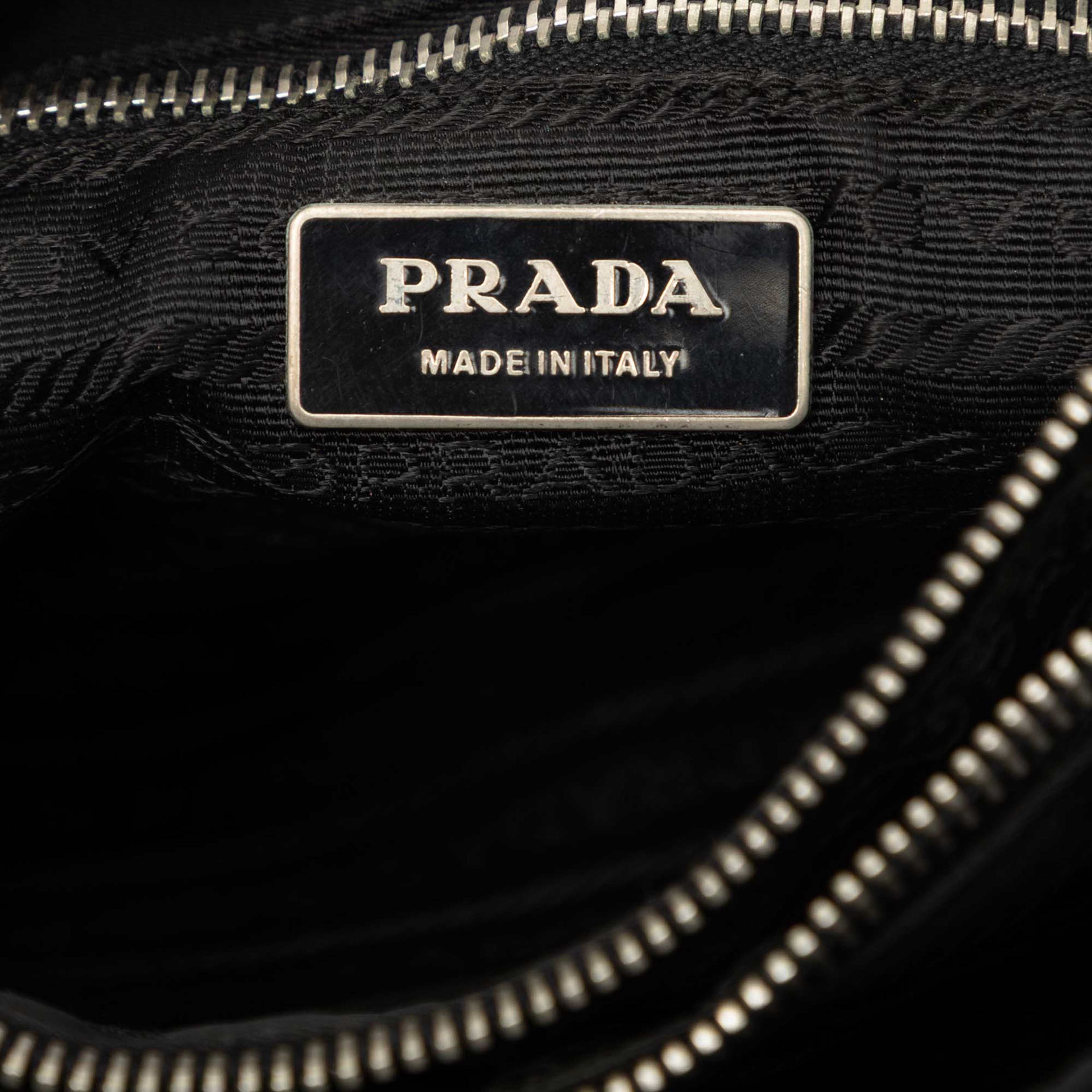 Prada Vitello Trimmed Tessuto Tote, från Luxclusif, i färgen svart. Klicka för att öppna bilden i stort format