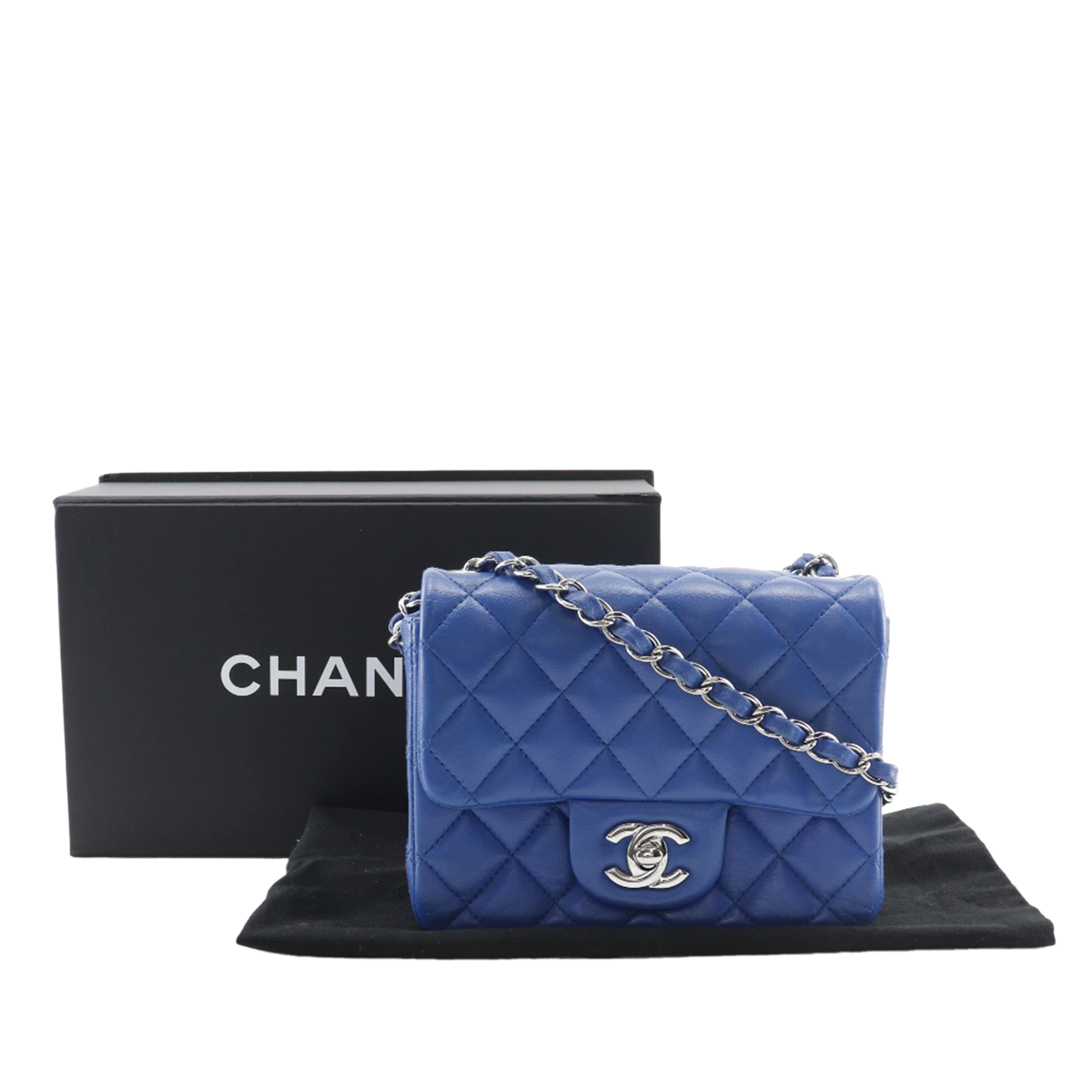 Chanel Mini Square Classic Lambskin Single Flap, från Luxclusif, i färgen blå. Klicka för att öppna bilden i stort format