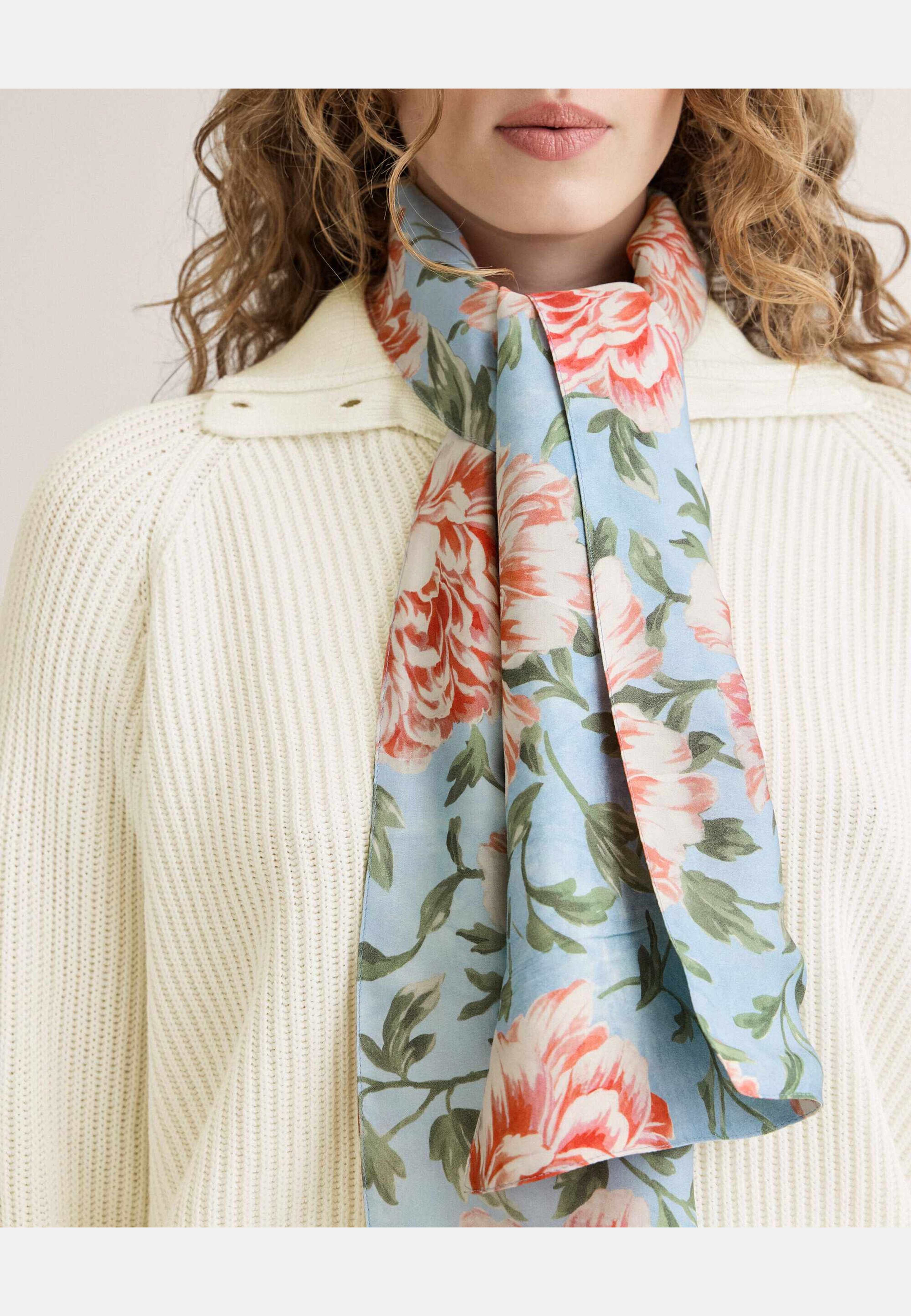 Rose Scarf, från Newhouse, i färgen ljusblå. Klicka för att öppna bilden i stort format