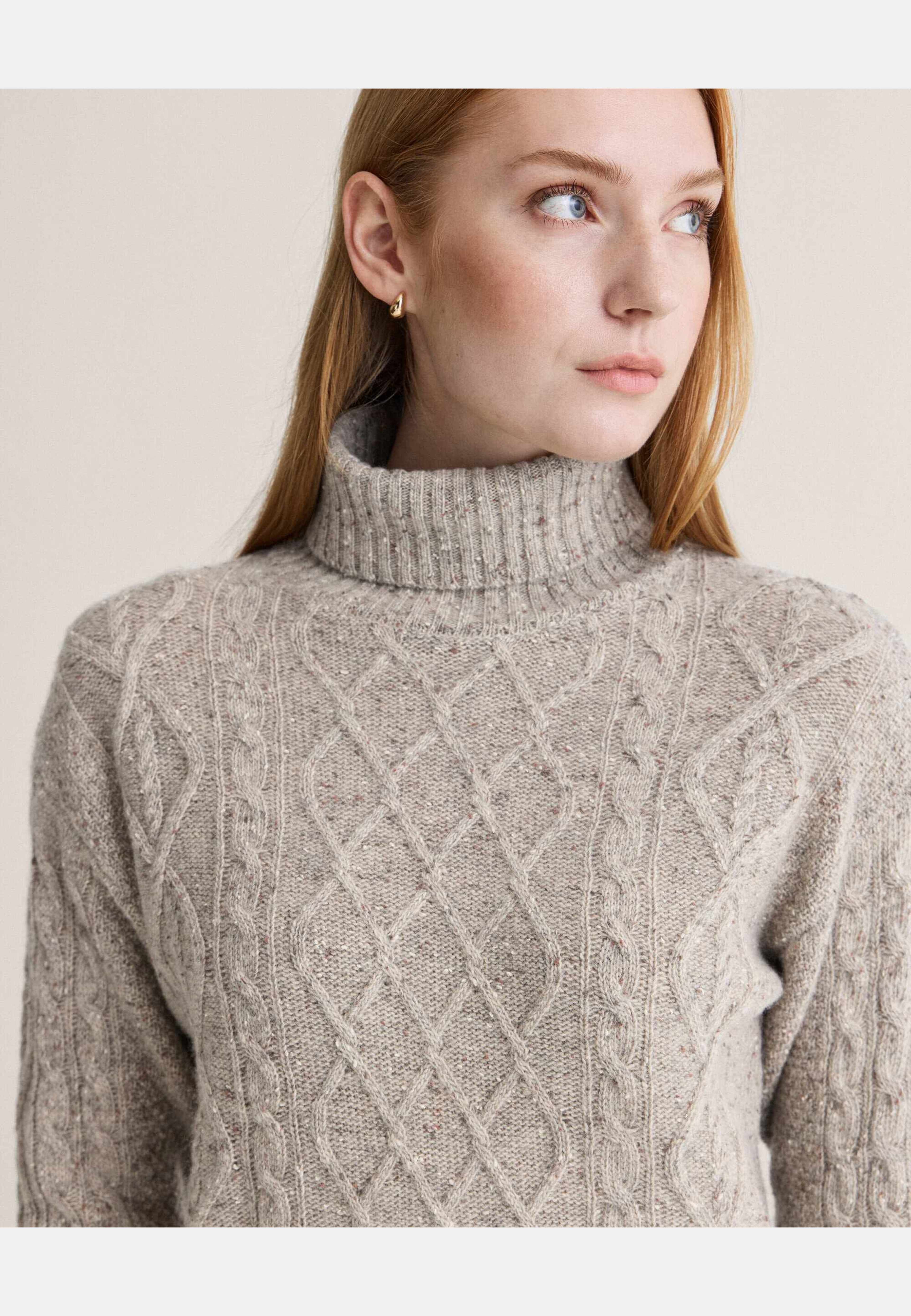 Simone Tweed Turtleneck Sweater, från Newhouse, i färgen beige. Klicka för att öppna bilden i stort format